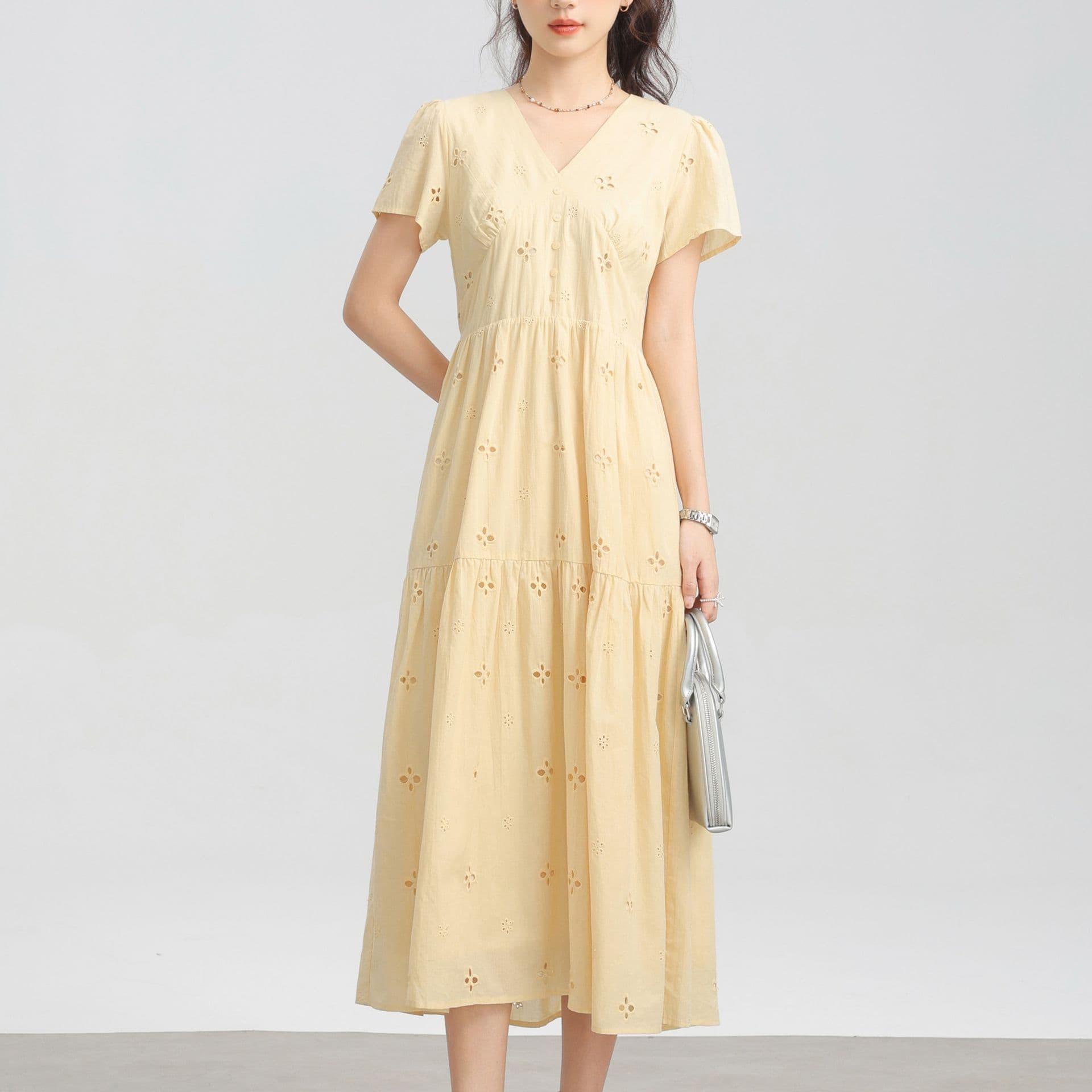 カットワークレースVネックワンピース｜デート服