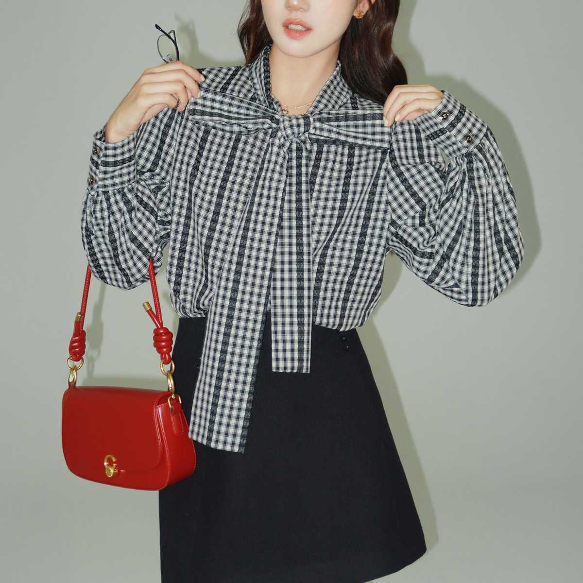 きれいめにもカジュアルにも映える、ギンガムチェックボウタイブラウス｜デート服