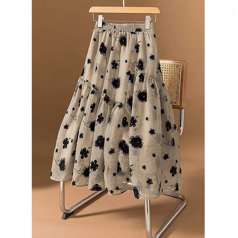 揺れ感が目を引く、大人フェミニンなフラワープリントティアードスカート｜デート服