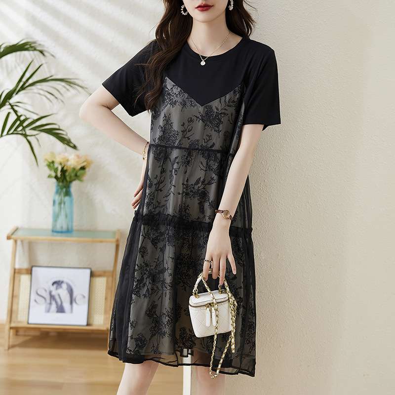 透け感と花柄で魅せる、ドルマンスリーブ重ね着風ワンピース｜デート服