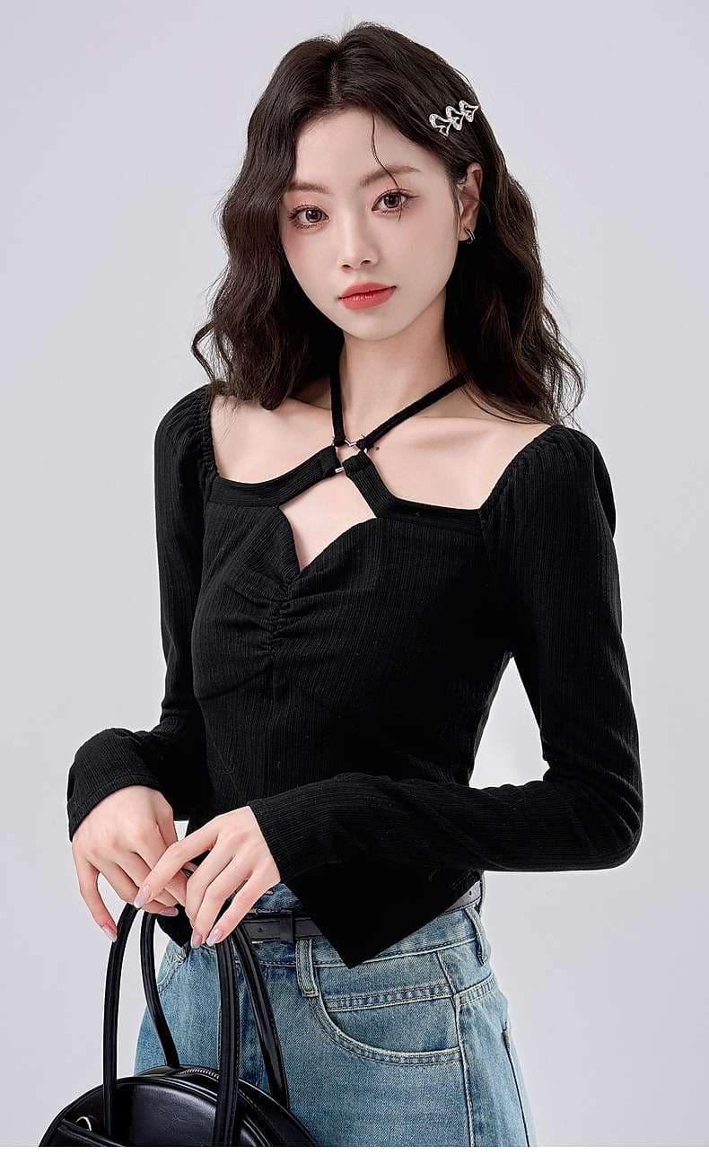 ボディラインを美しく魅せる、ホルターネックニットトップス｜デート服