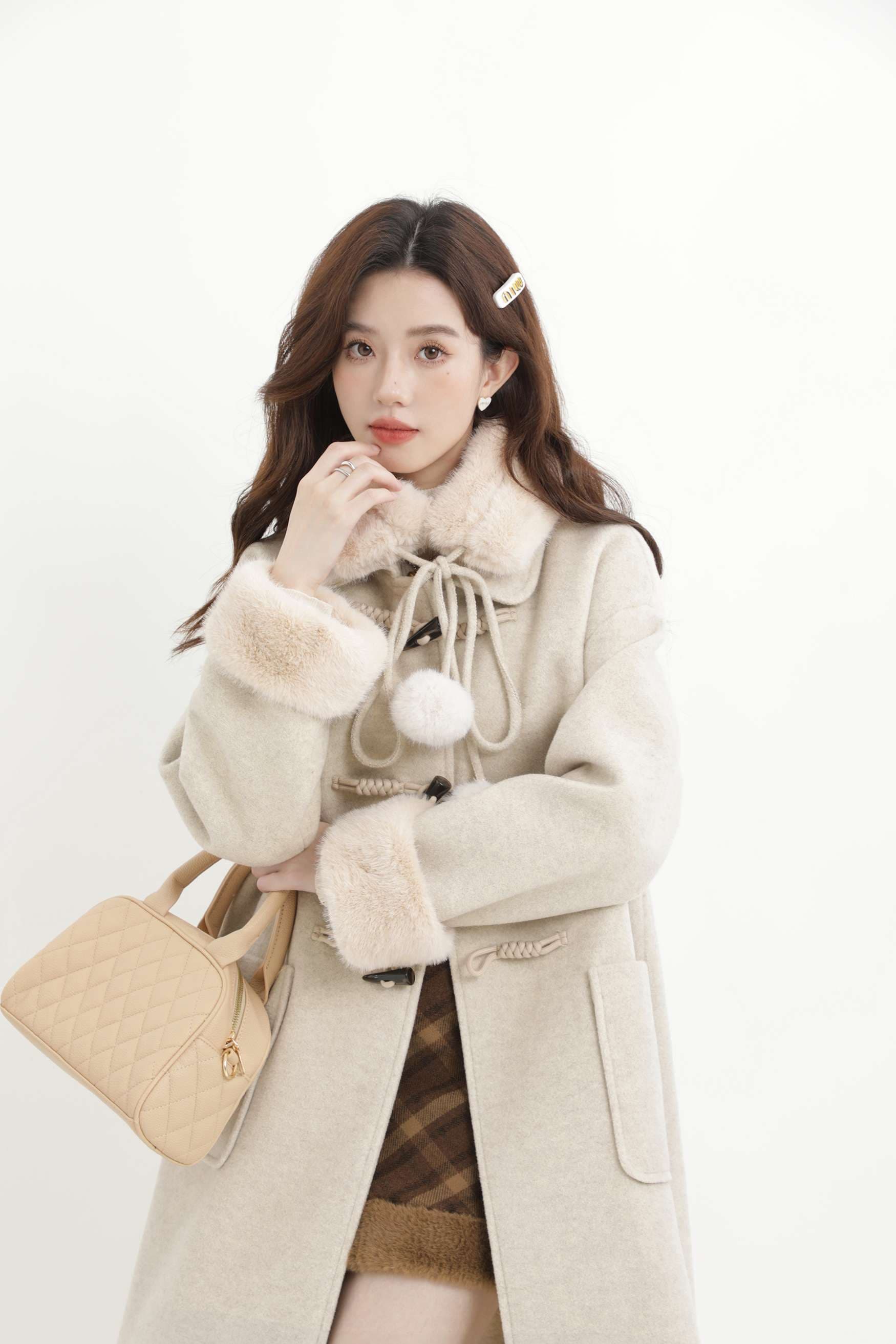 フェイクファーポンポン付きロングコート｜デート服