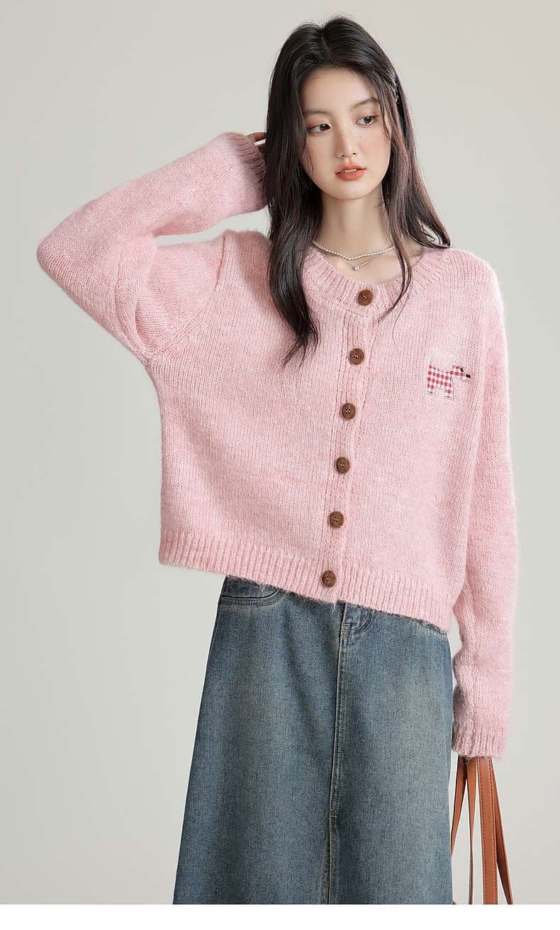 カジュアルな抜け感を叶える、ワンポイントカーディガン｜デート服