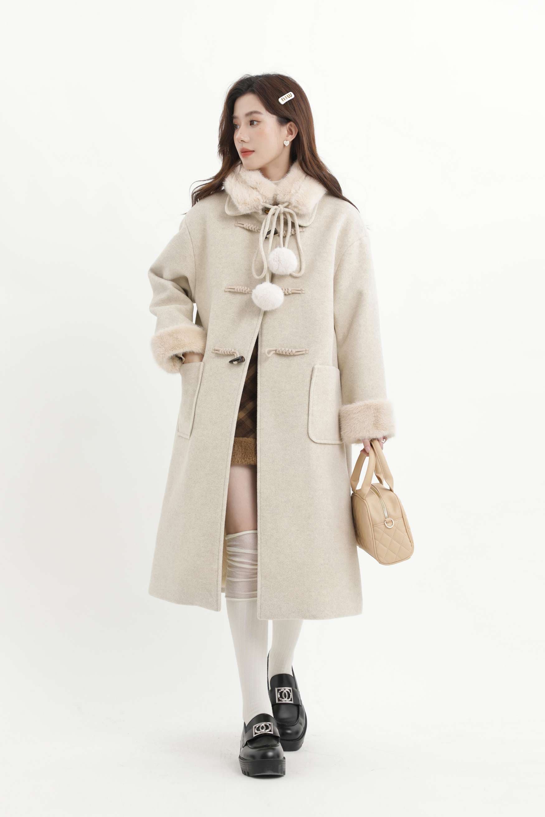 フェイクファーポンポン付きロングコート｜デート服