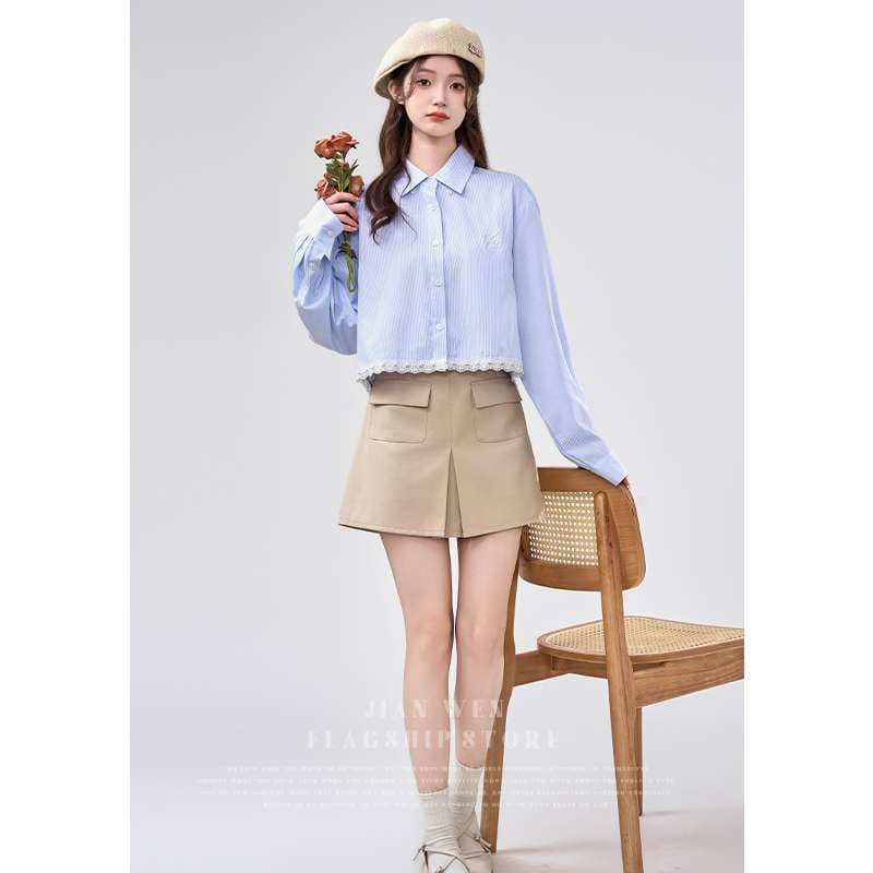 動きやすさも華やかさも叶える、フリル縁取りクロップドシャツ｜デート服