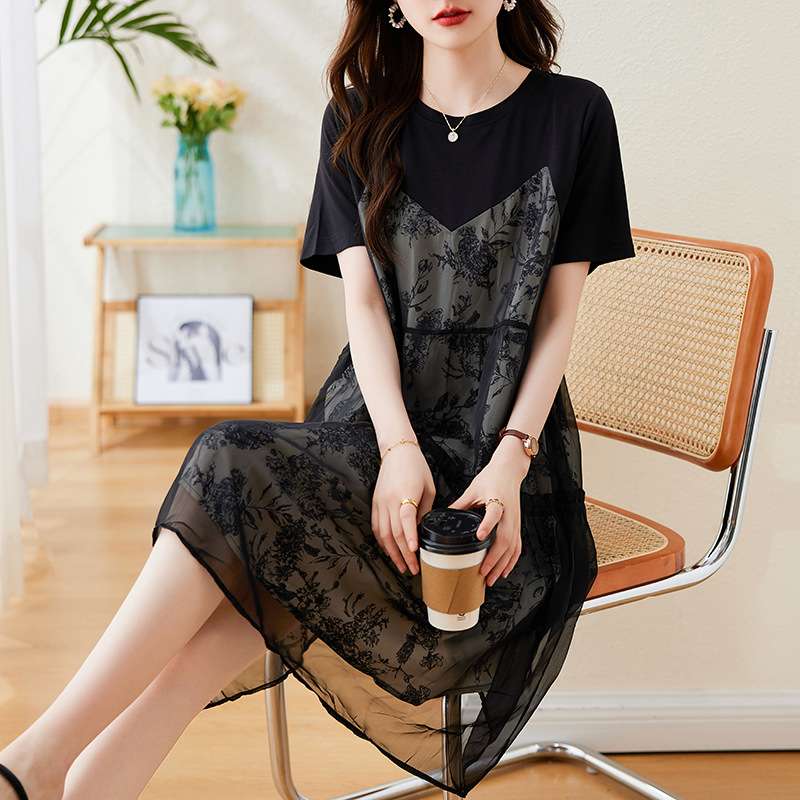 透け感と花柄で魅せる、ドルマンスリーブ重ね着風ワンピース｜デート服