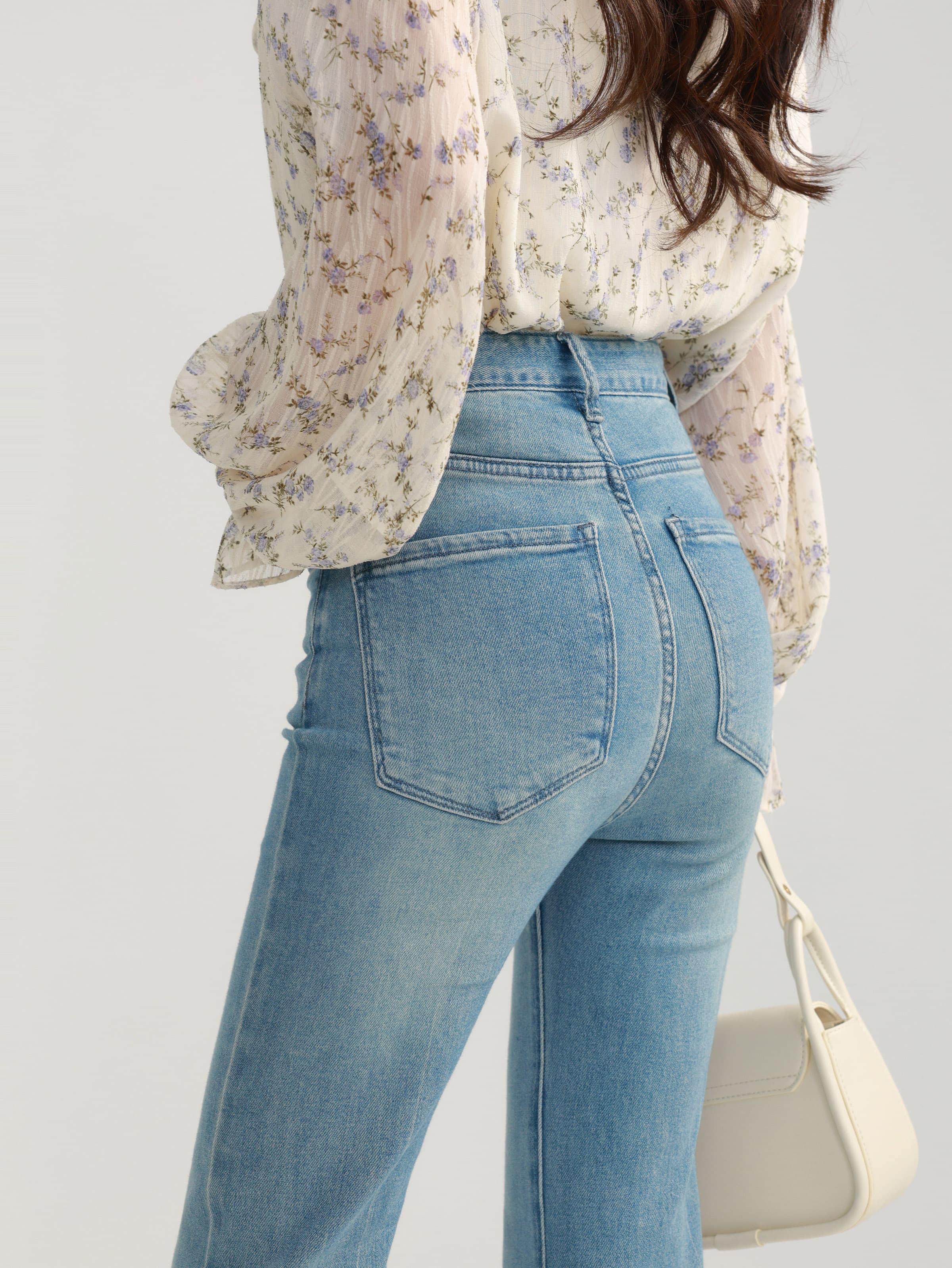 美脚見えが叶うフレアデニムパンツ｜デート服