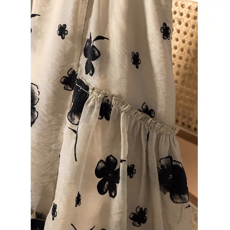 揺れ感が目を引く、大人フェミニンなフラワープリントティアードスカート｜デート服