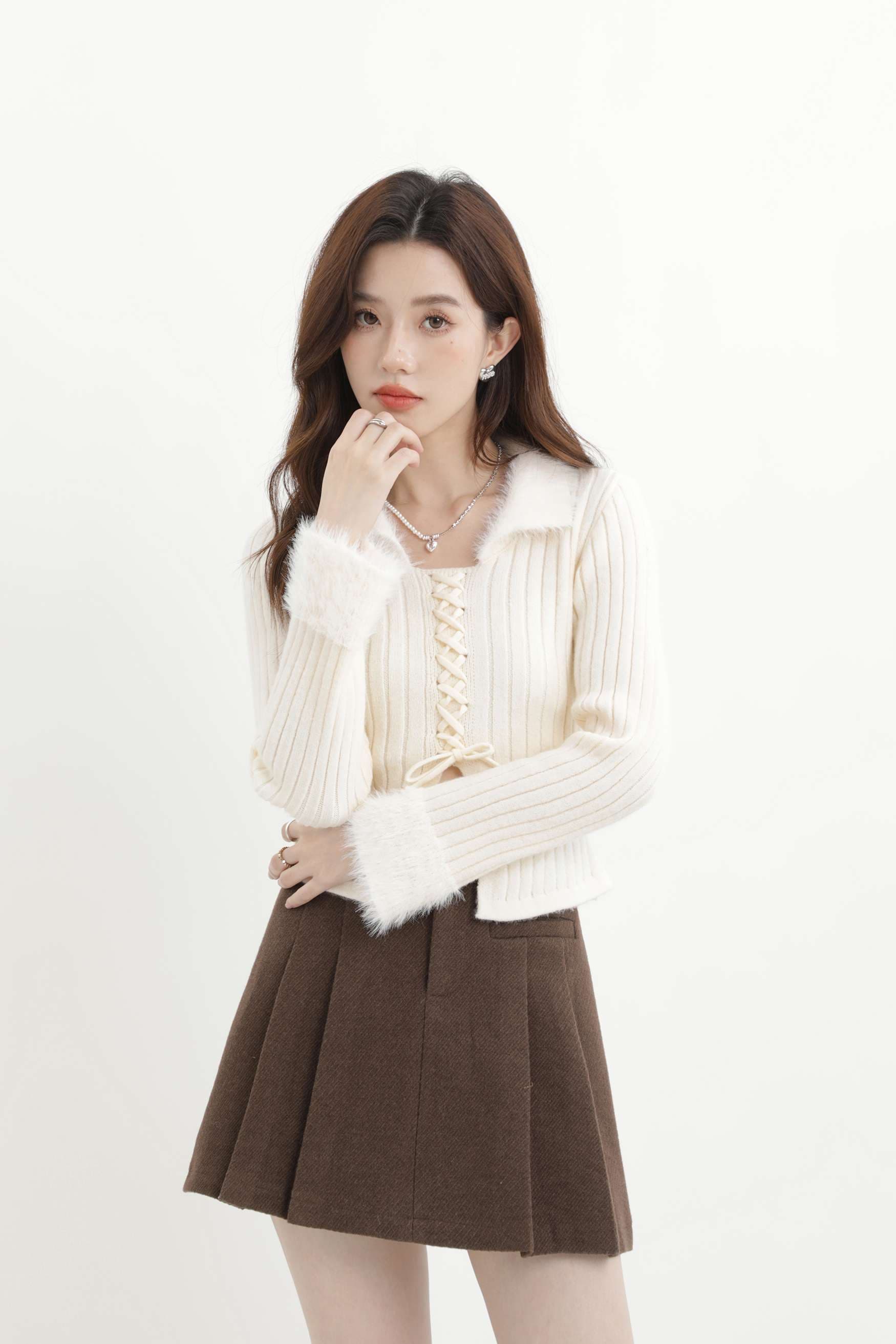 フェザー襟付きリブ編みレースアップニット｜デート服