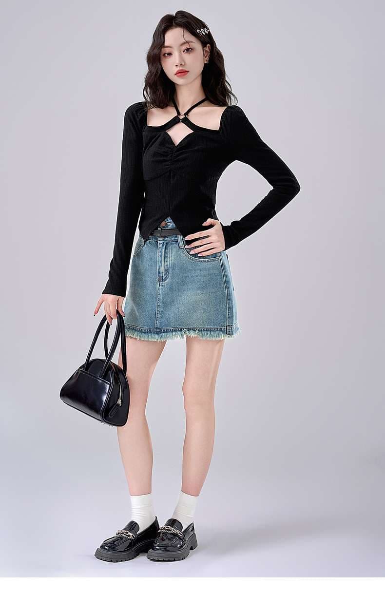 ボディラインを美しく魅せる、ホルターネックニットトップス｜デート服