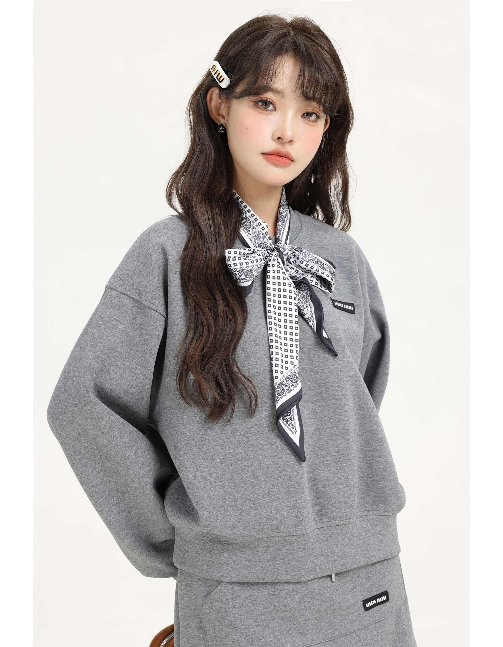 スカーフ付きスウェット＆ミニスカートセットアップ｜デート服