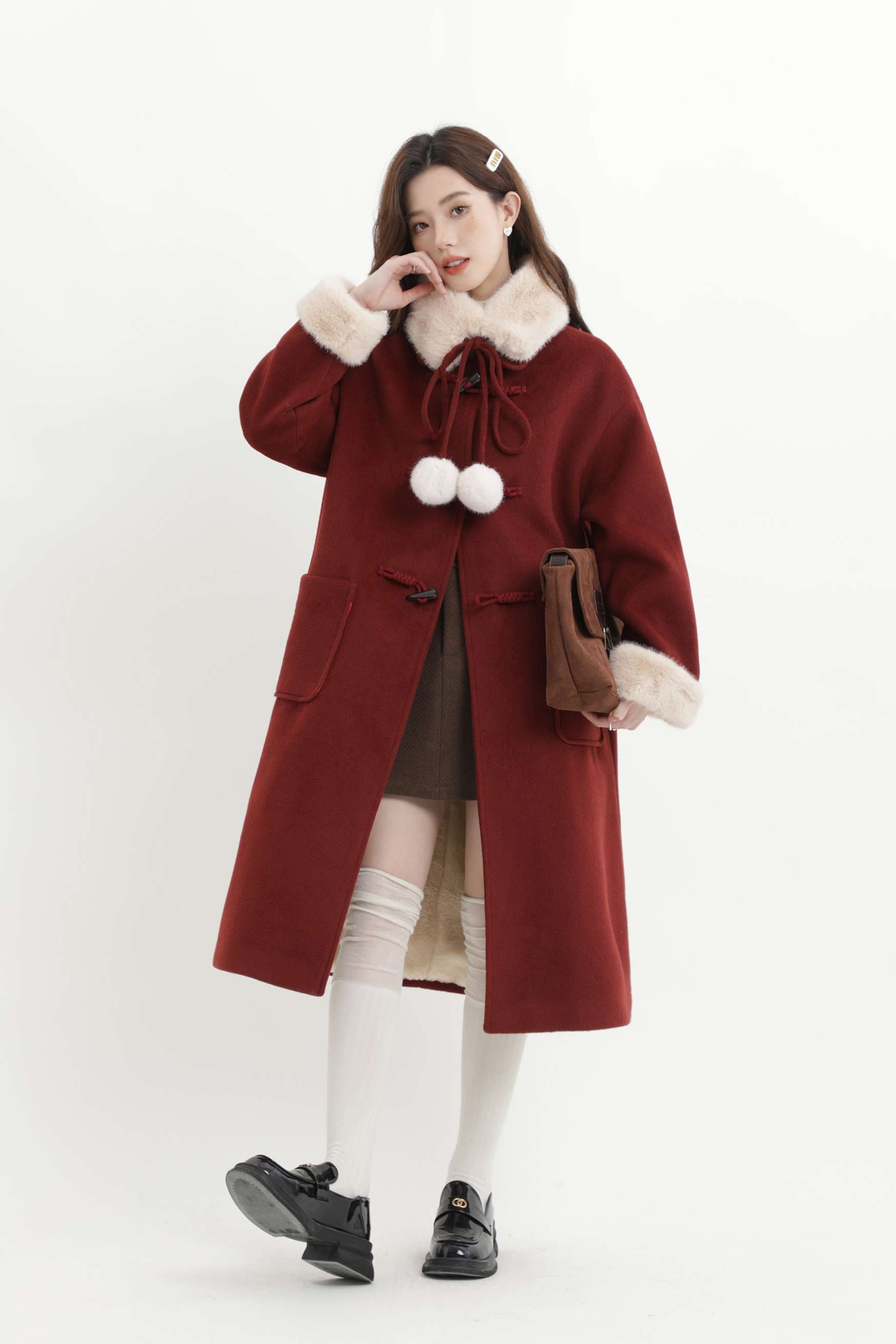 フェイクファーポンポン付きロングコート｜デート服