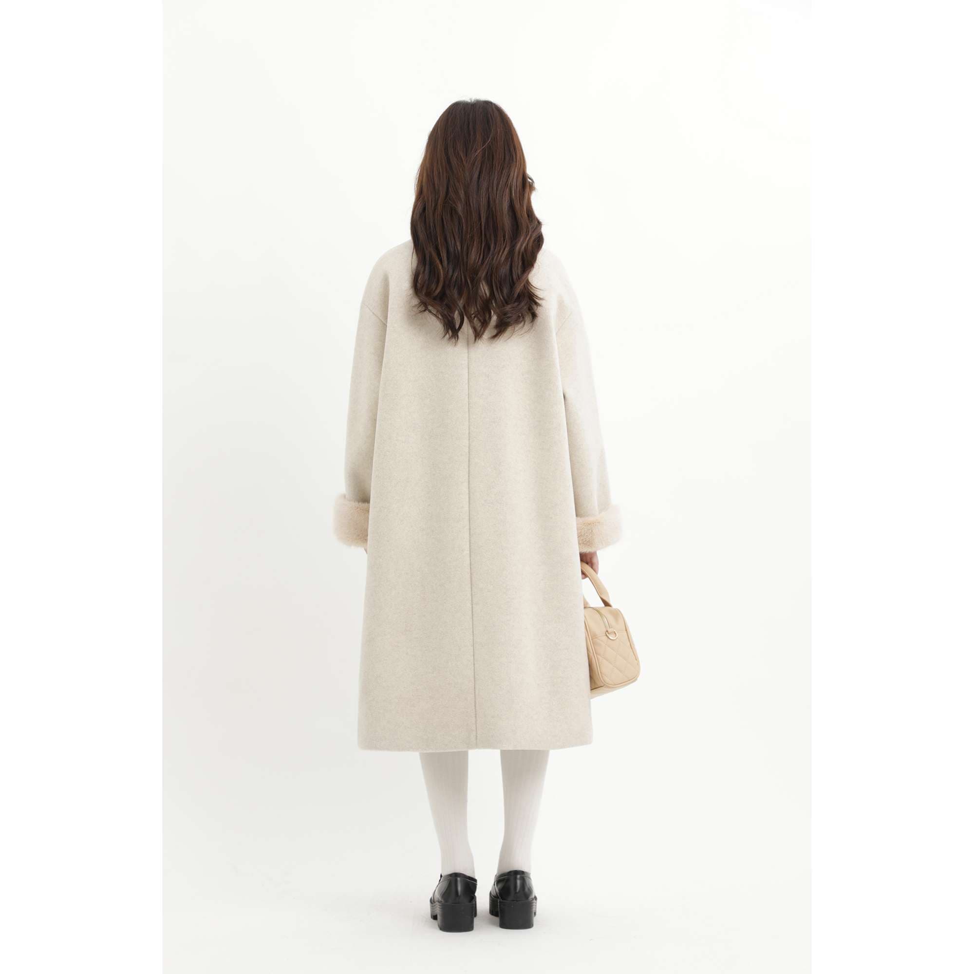 フェイクファーポンポン付きロングコート｜デート服