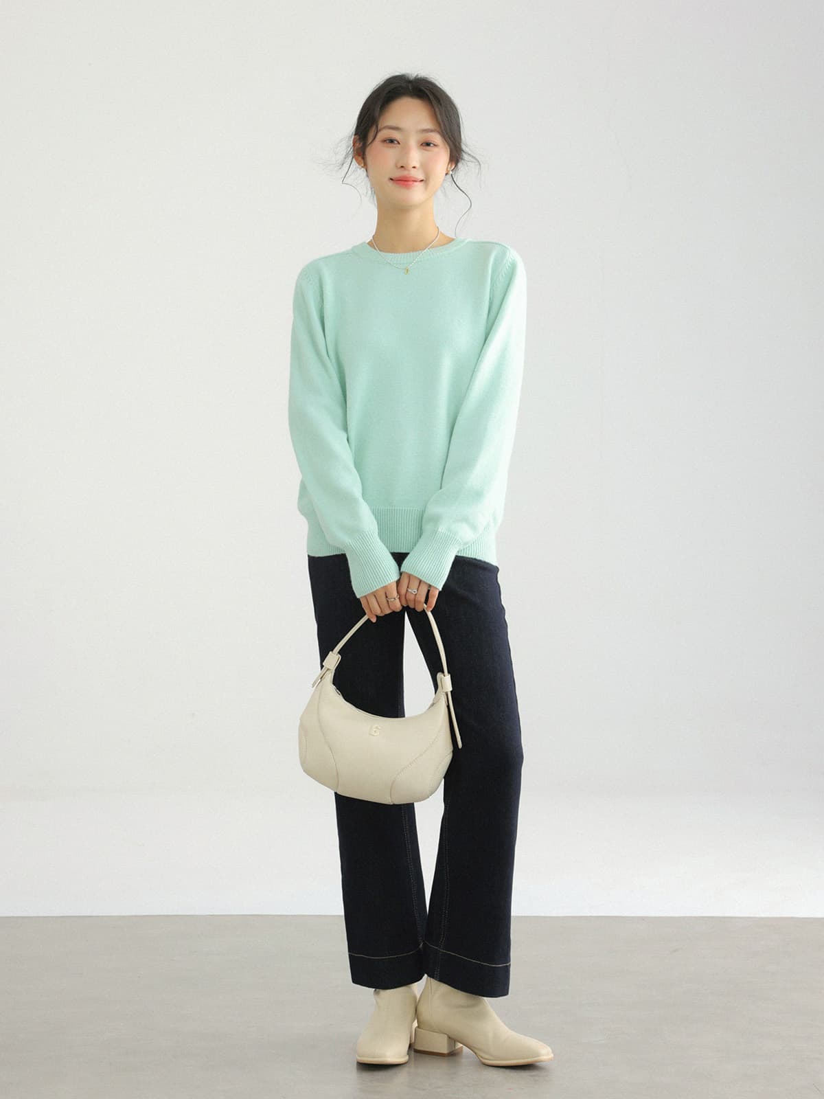 脚をすらりと見せる、ハイウエストステッチデニムパンツ｜デート服