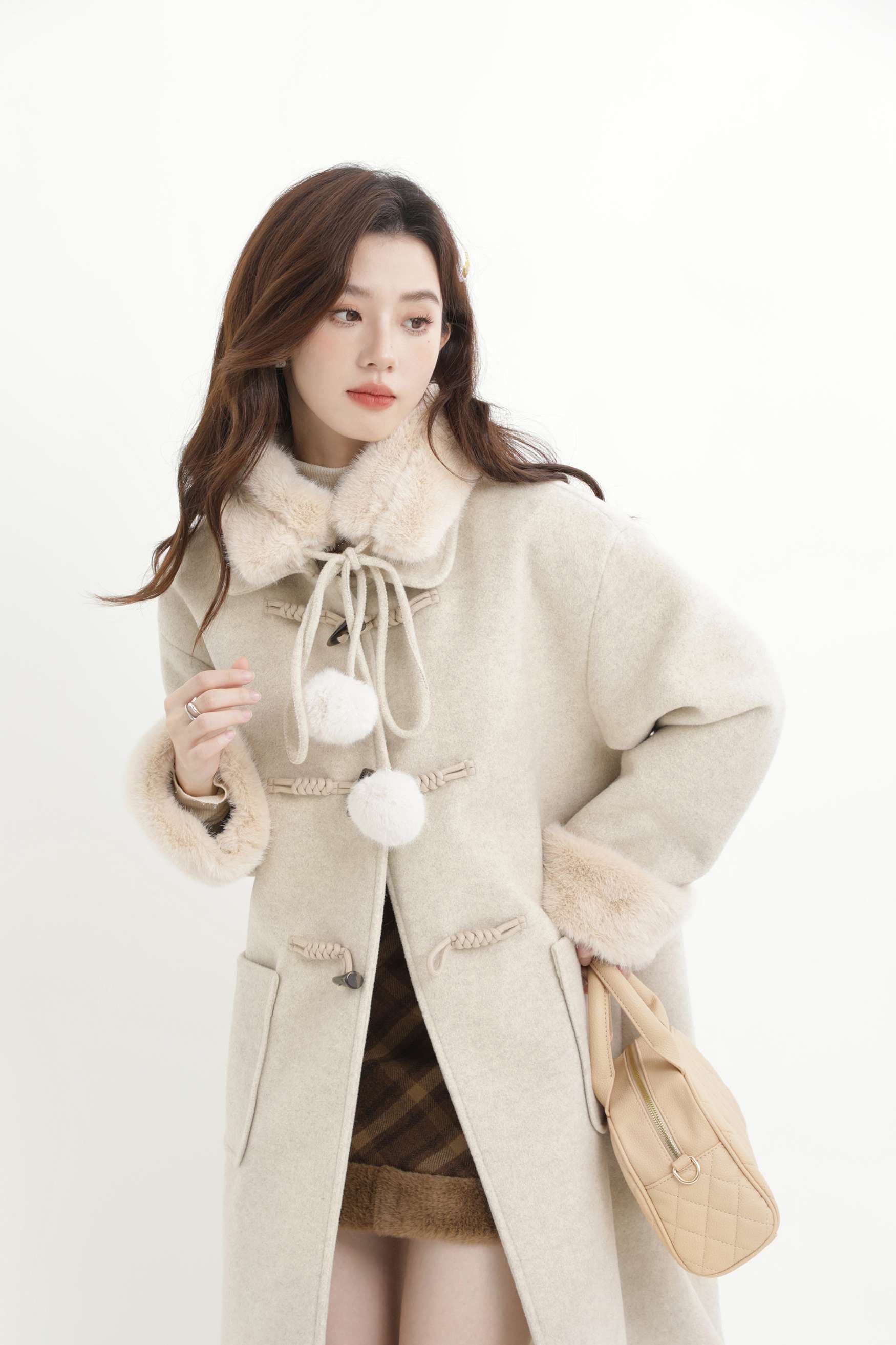 フェイクファーポンポン付きロングコート｜デート服