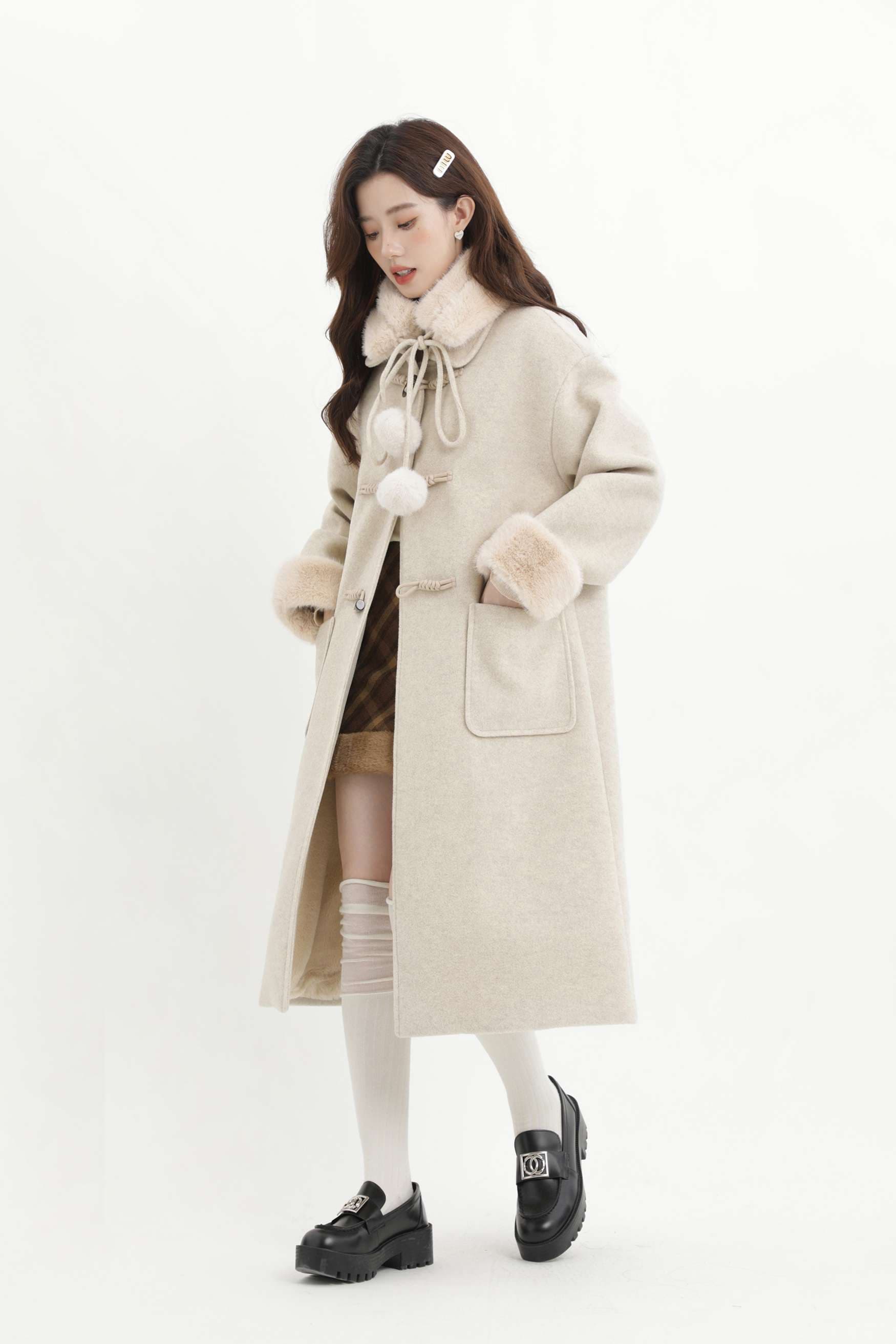 フェイクファーポンポン付きロングコート｜デート服