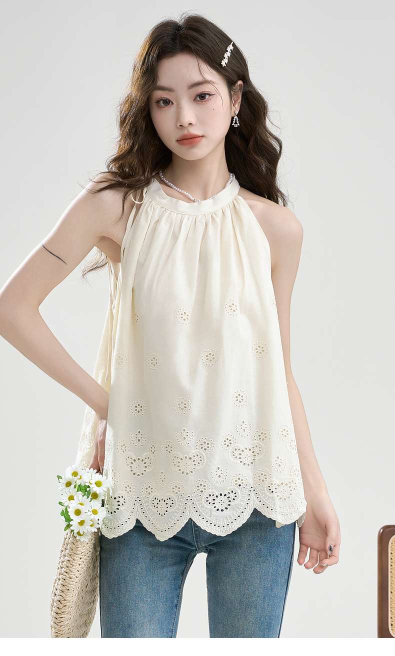 透かし模様入りホルターネックブラウス｜デート服