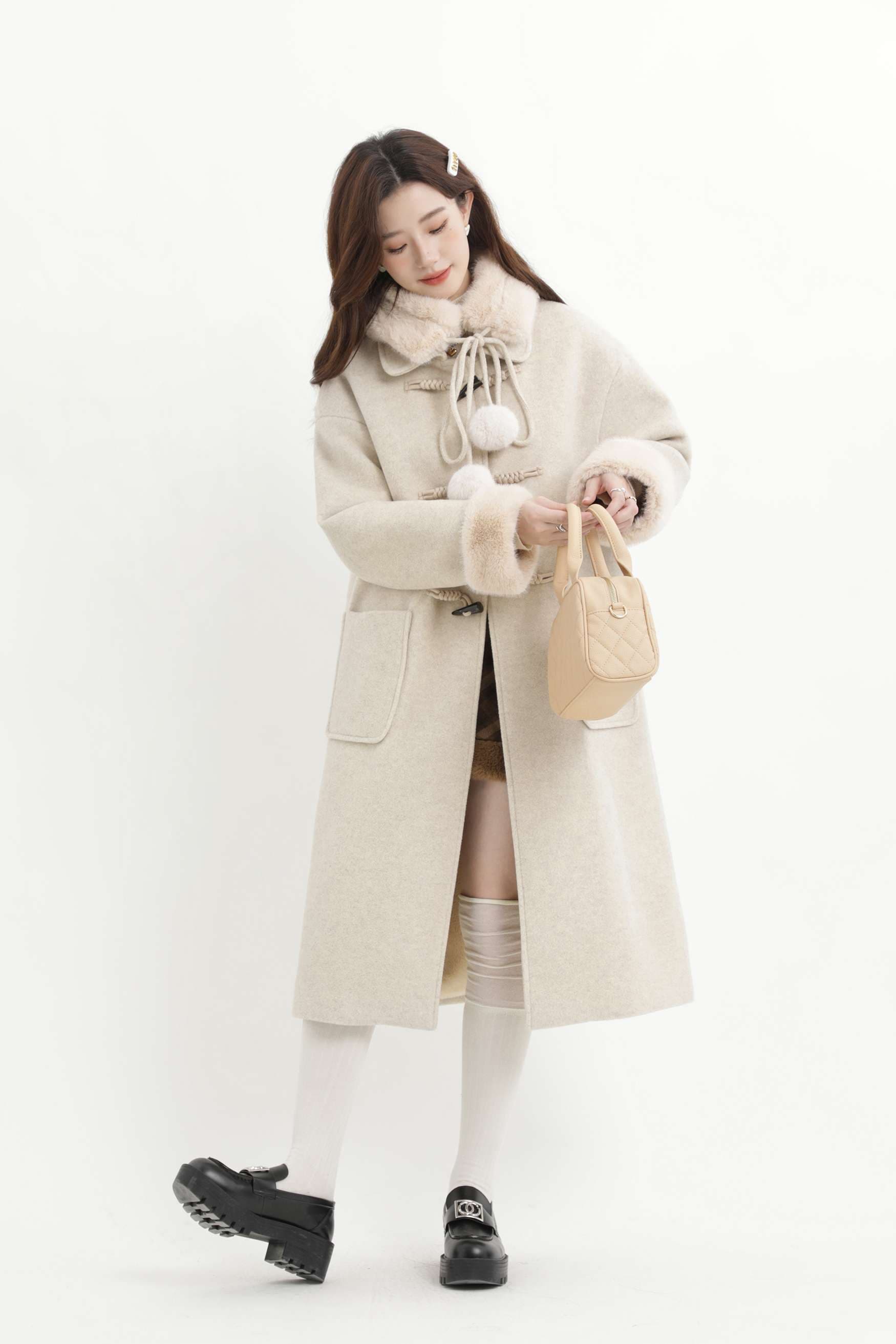 フェイクファーポンポン付きロングコート｜デート服