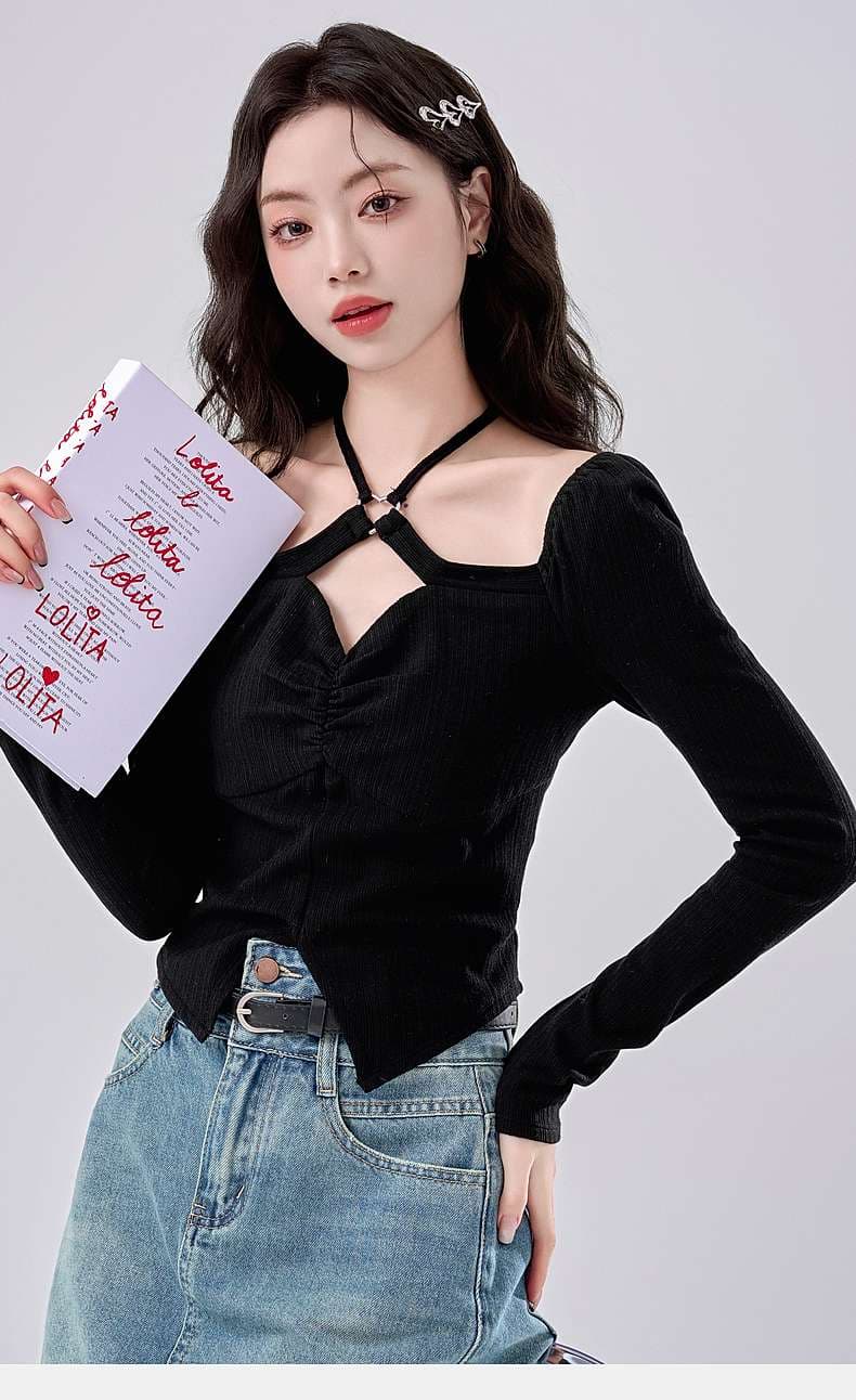ボディラインを美しく魅せる、ホルターネックニットトップス｜デート服