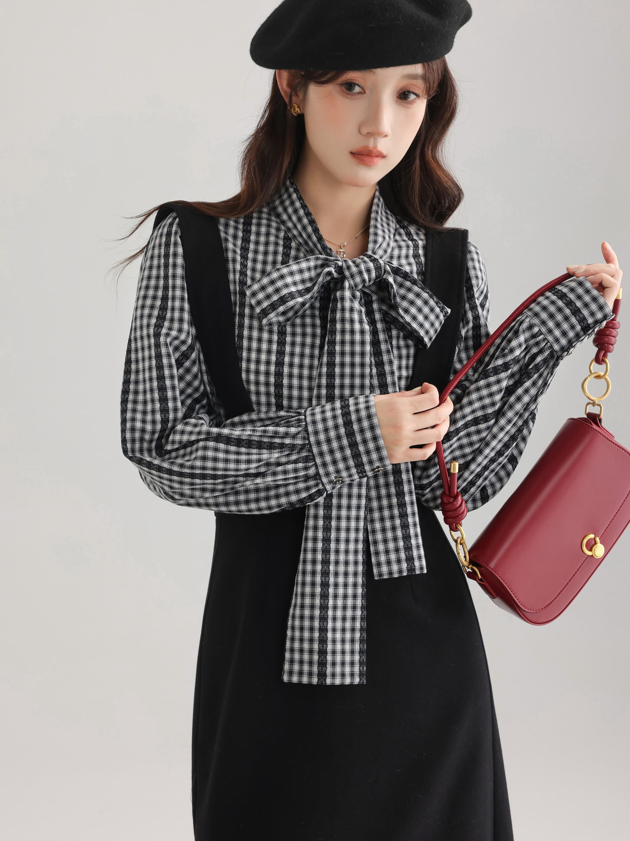 きれいめにもカジュアルにも映える、ギンガムチェックボウタイブラウス｜デート服
