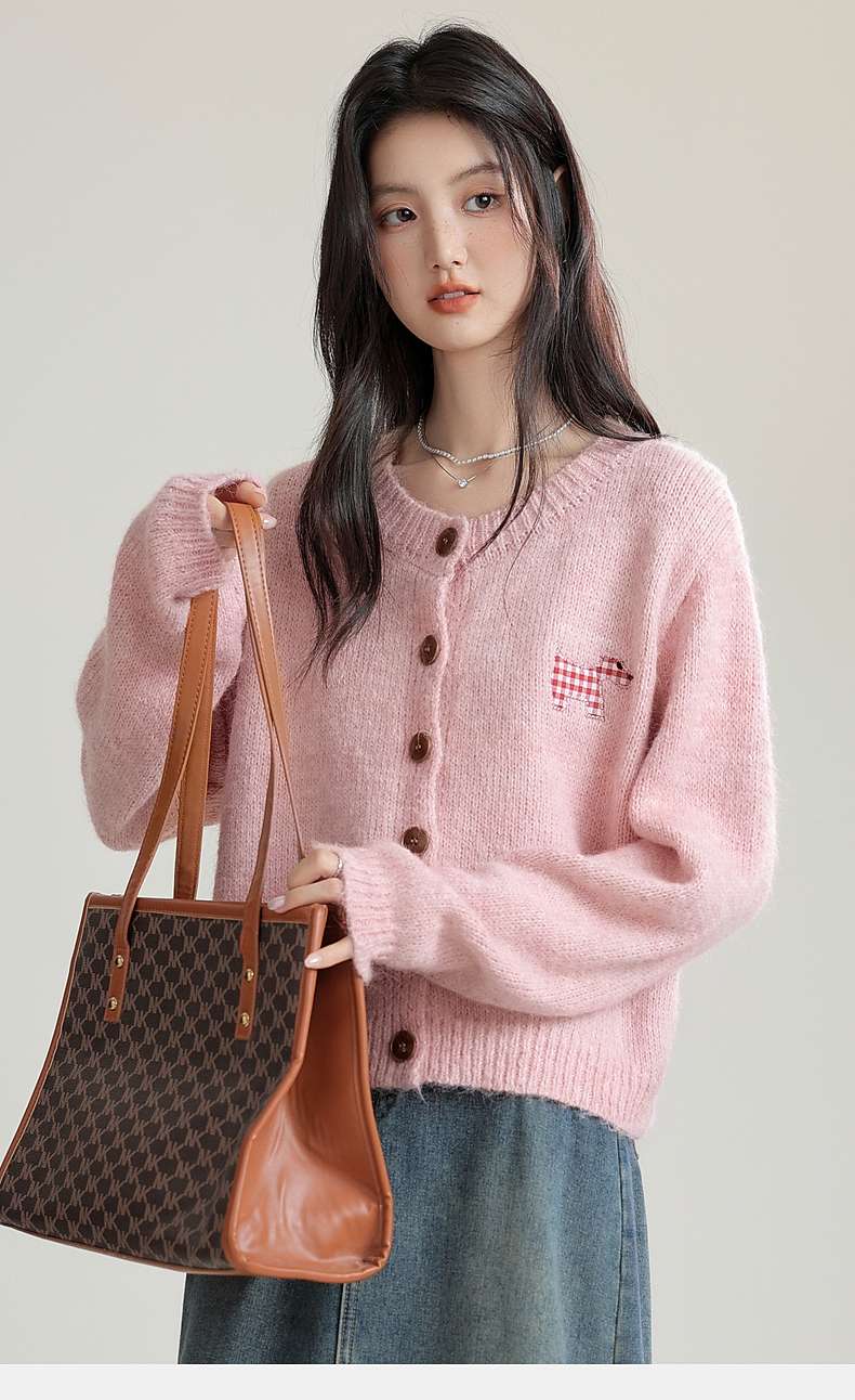 カジュアルな抜け感を叶える、ワンポイントカーディガン｜デート服