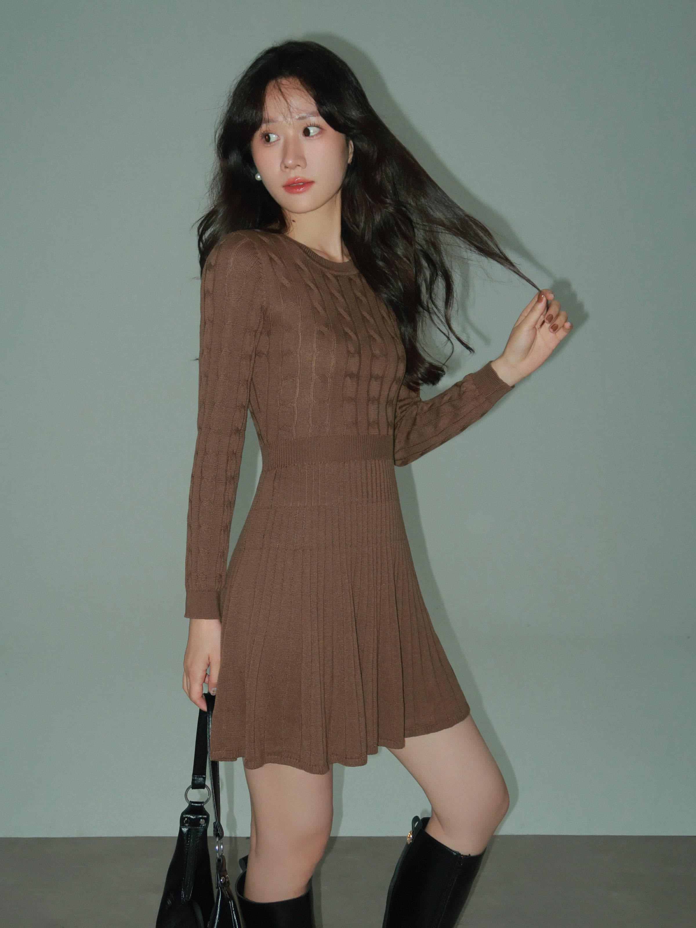 フィット＆フレアニットワンピース｜デート服
