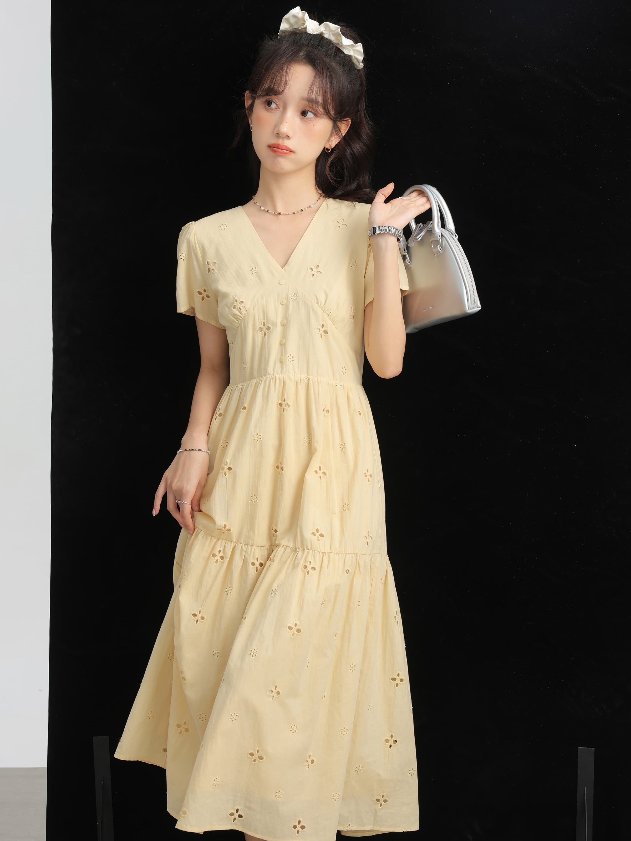 カットワークレースVネックワンピース｜デート服