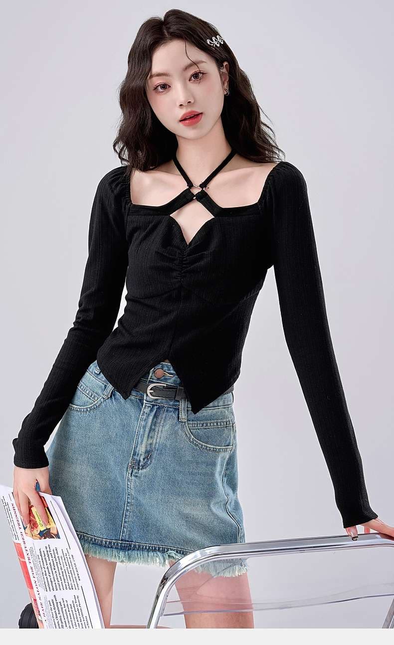 ボディラインを美しく魅せる、ホルターネックニットトップス｜デート服