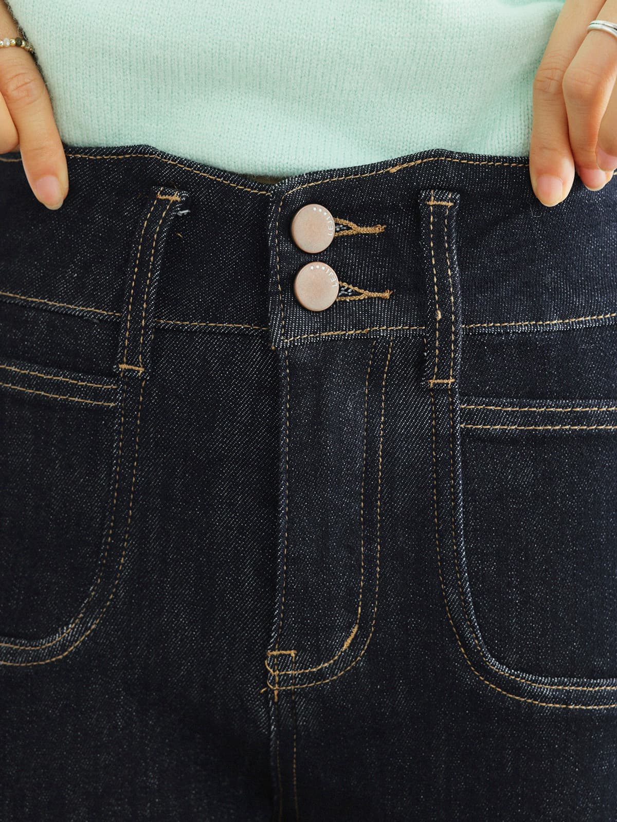 脚をすらりと見せる、ハイウエストステッチデニムパンツ｜デート服