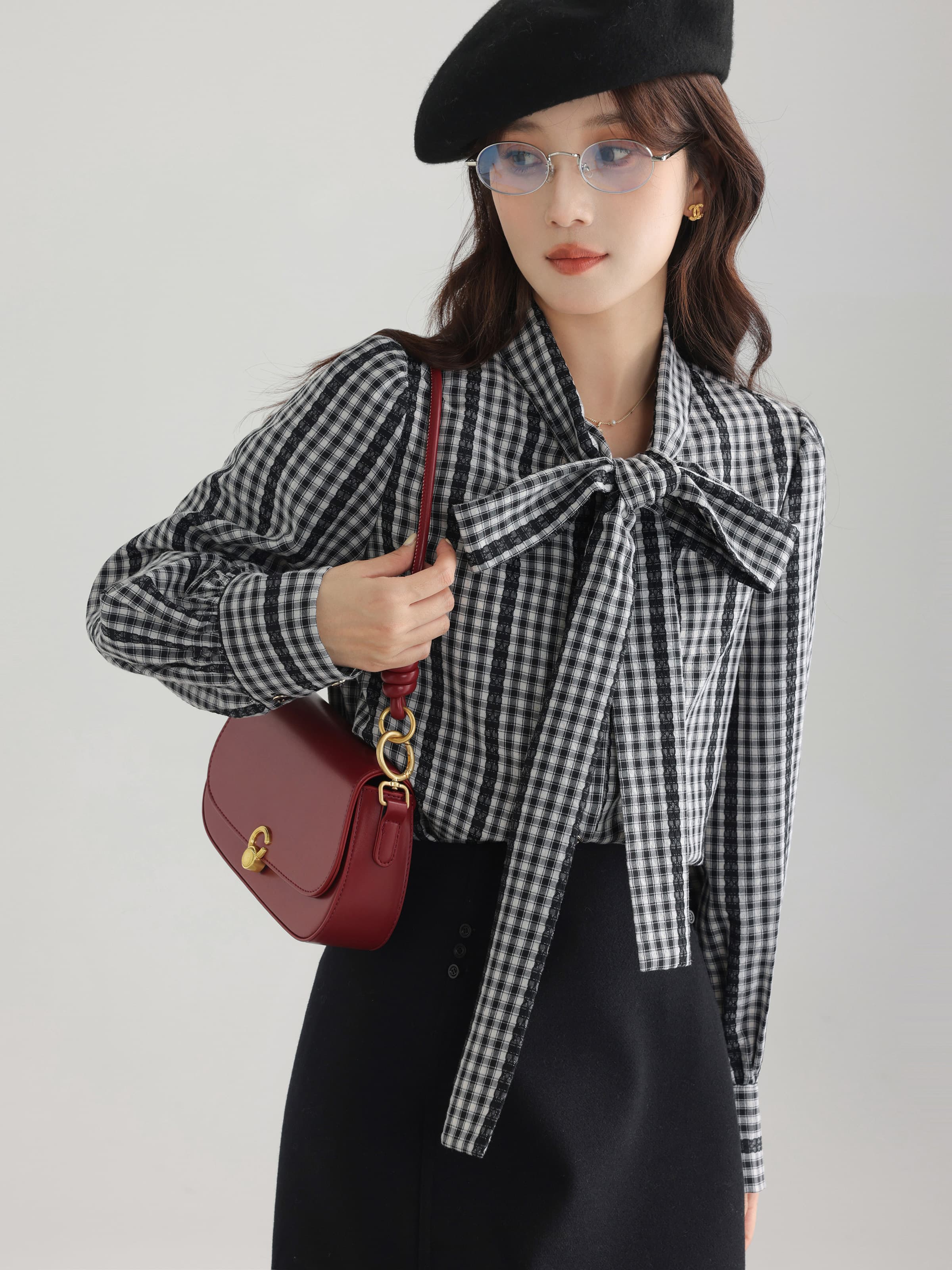 きれいめにもカジュアルにも映える、ギンガムチェックボウタイブラウス｜デート服