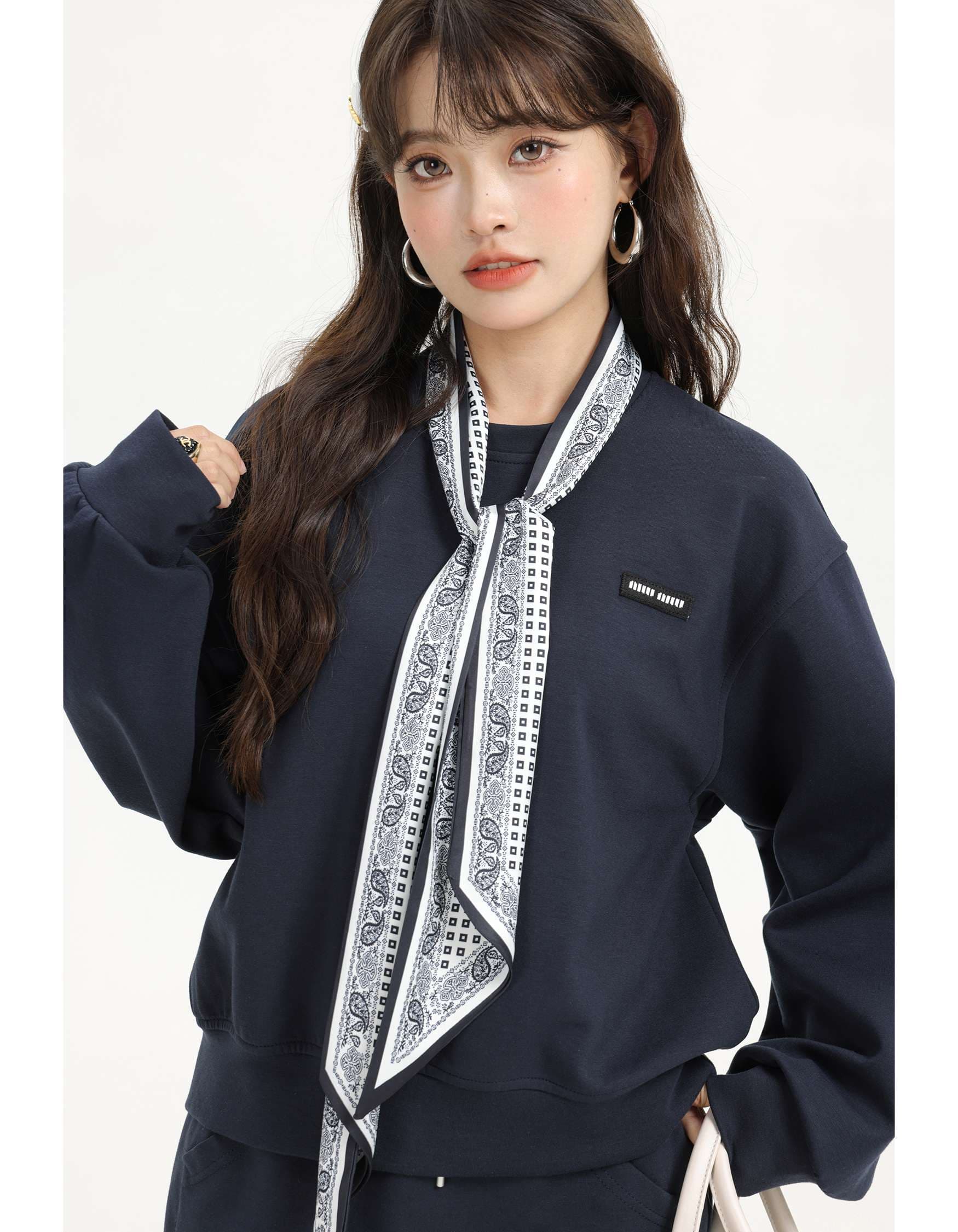 スカーフ付きスウェット＆ミニスカートセットアップ｜デート服