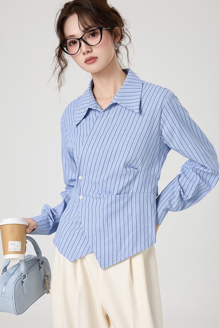 タックデザインが映える、アシンメトリーストライプシャツ｜デート服
