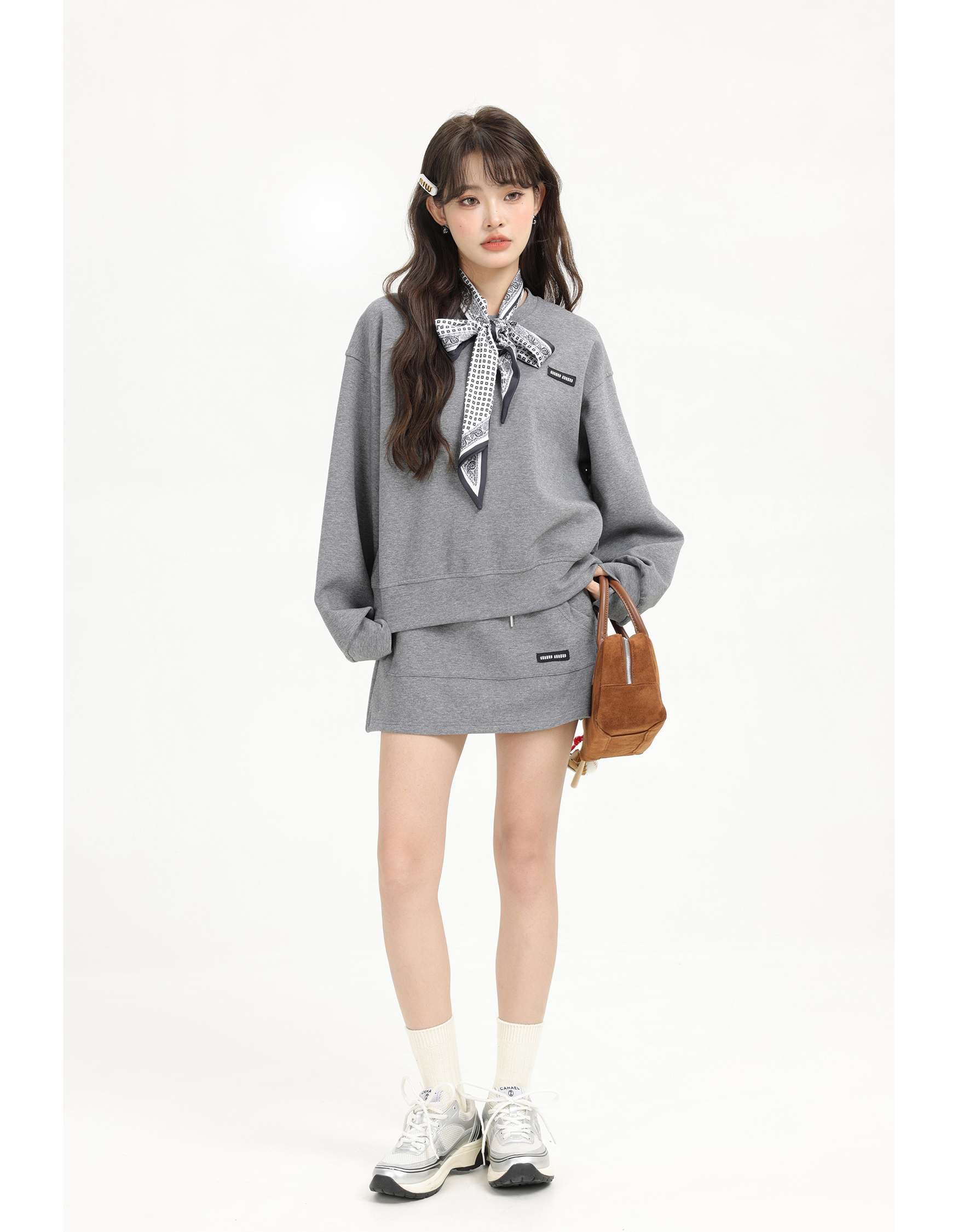 スカーフ付きスウェット＆ミニスカートセットアップ｜デート服