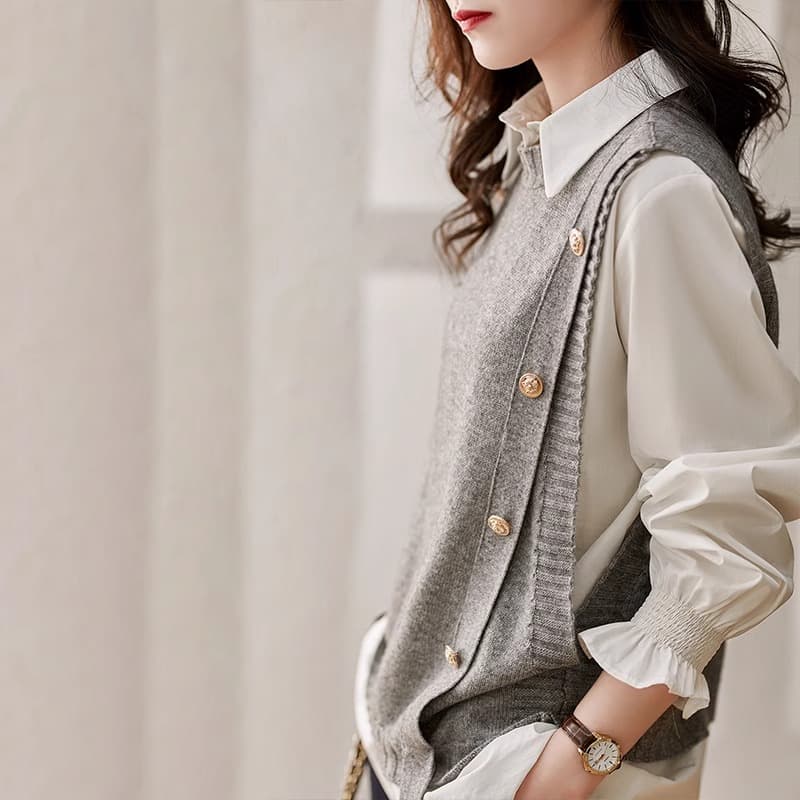 オンもオフも着回せる、ニットベスト×シャツセット｜デート服