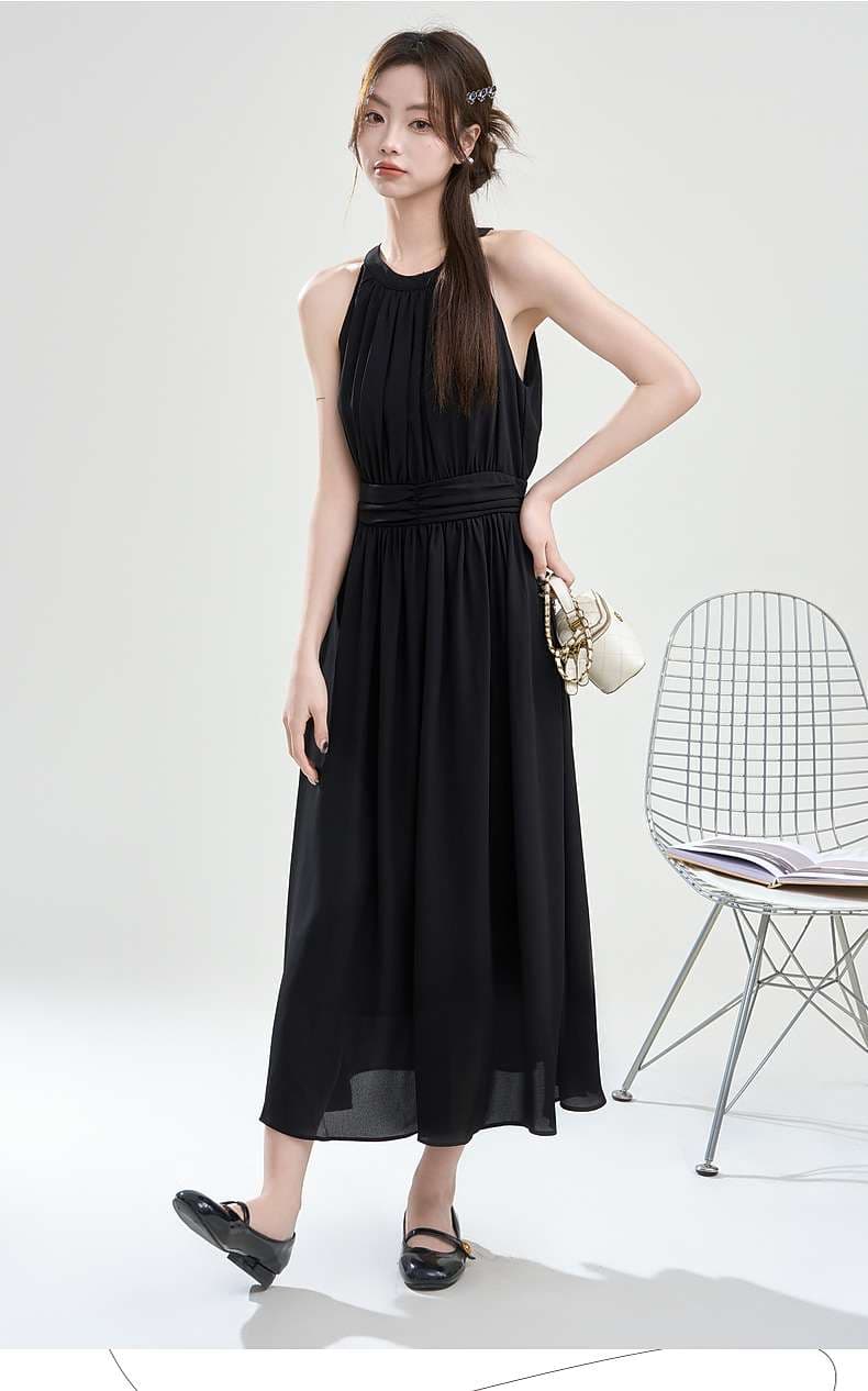 優雅なホルターネックワンピース｜デート服