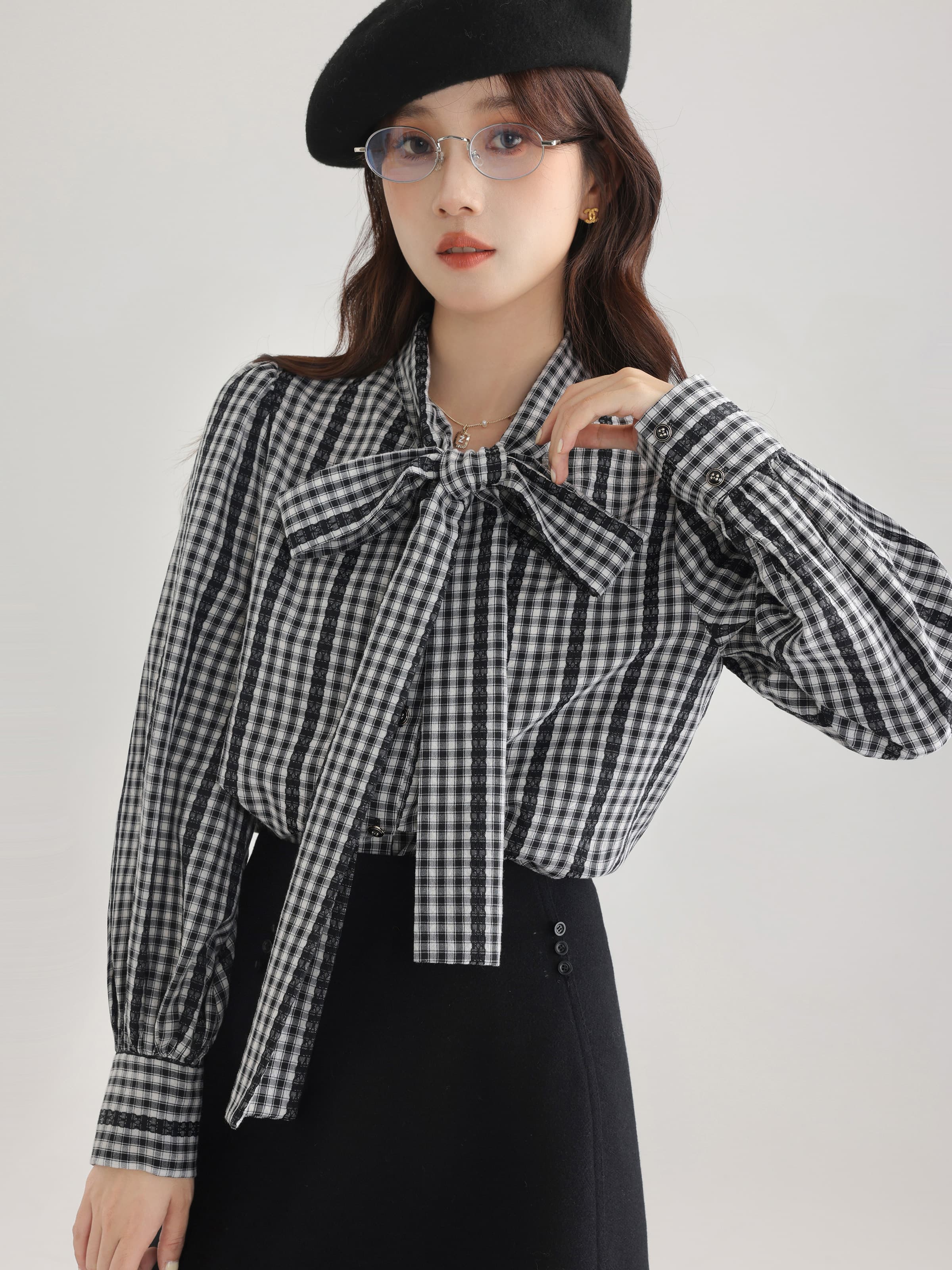 きれいめにもカジュアルにも映える、ギンガムチェックボウタイブラウス｜デート服