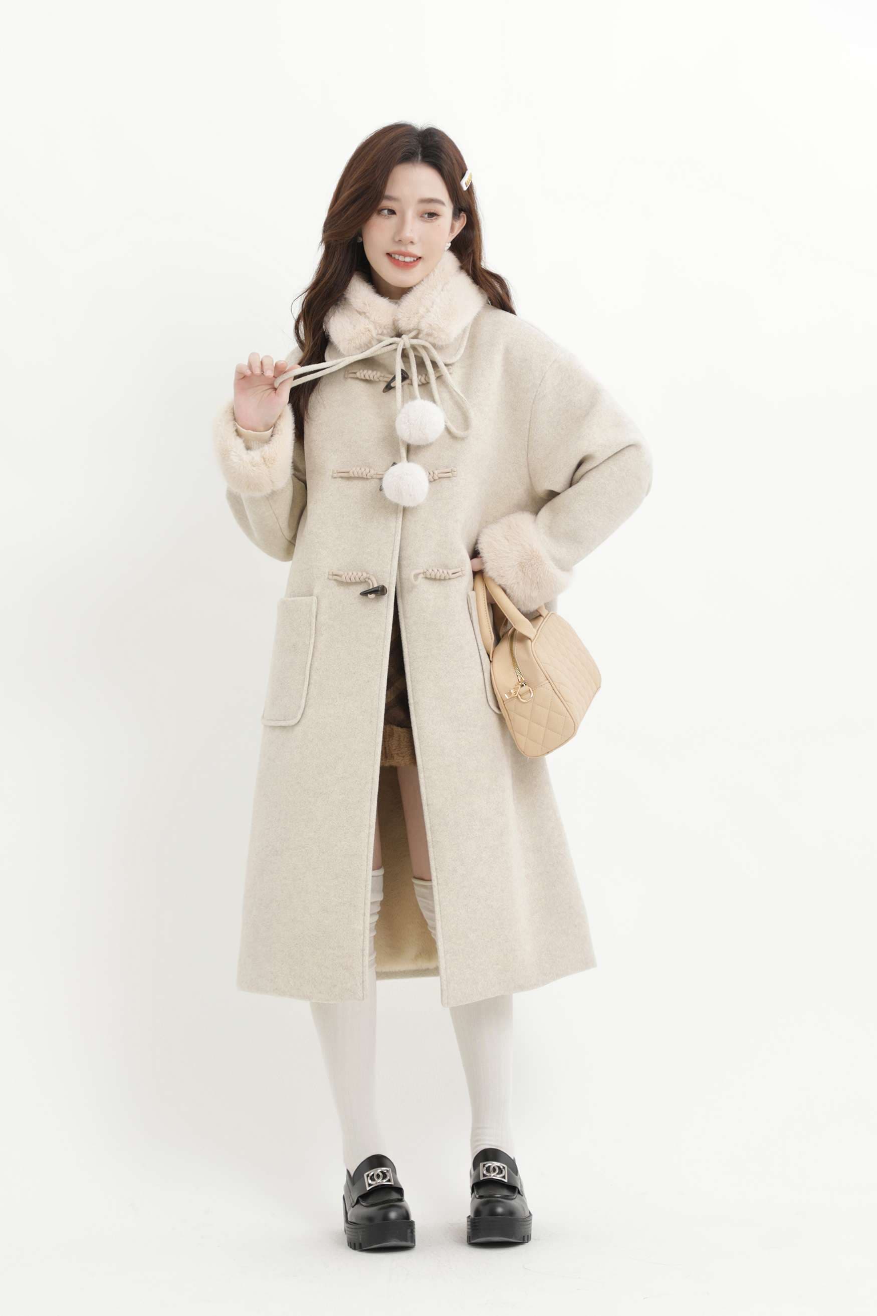 フェイクファーポンポン付きロングコート｜デート服