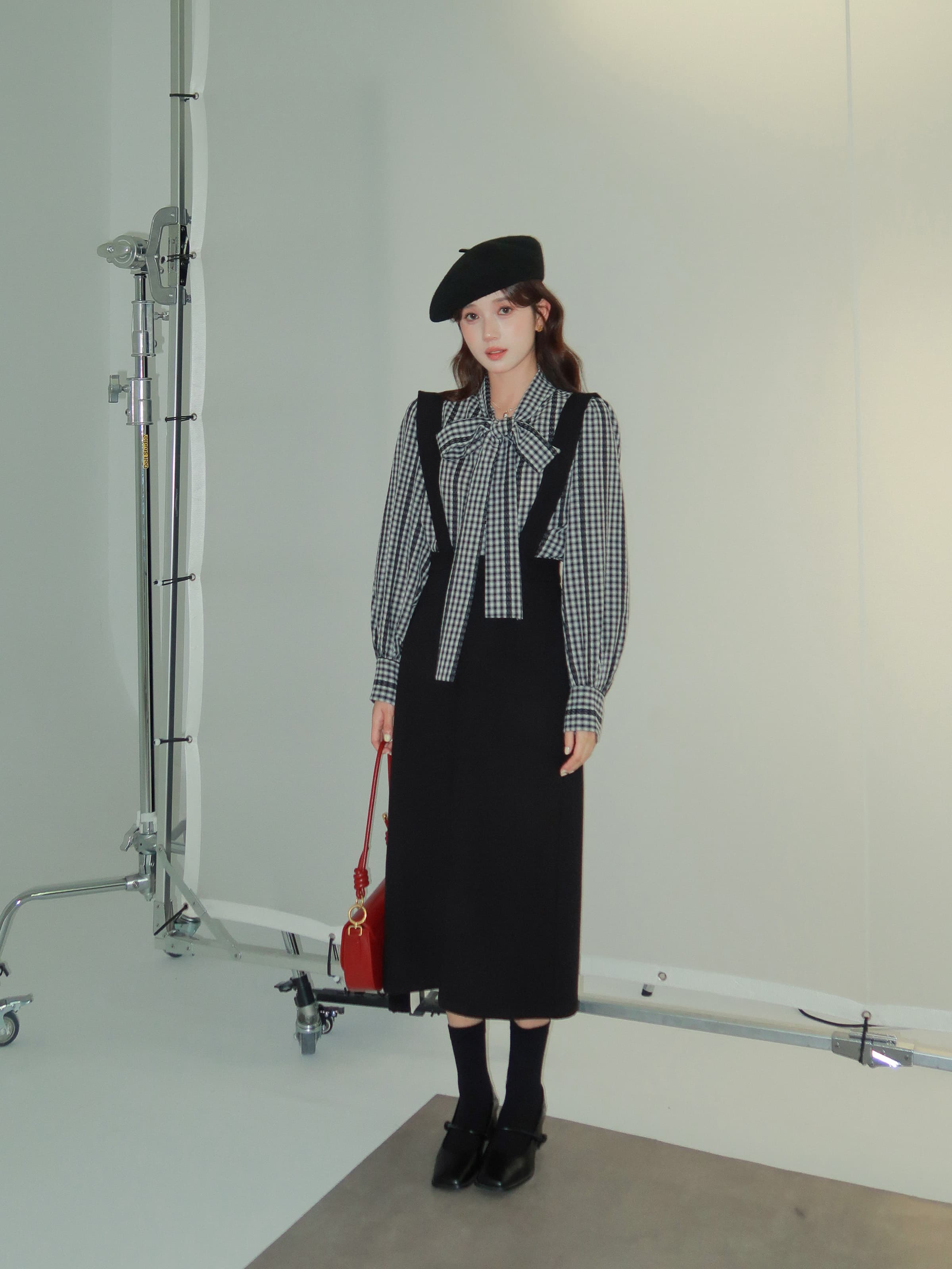 きれいめにもカジュアルにも映える、ギンガムチェックボウタイブラウス｜デート服