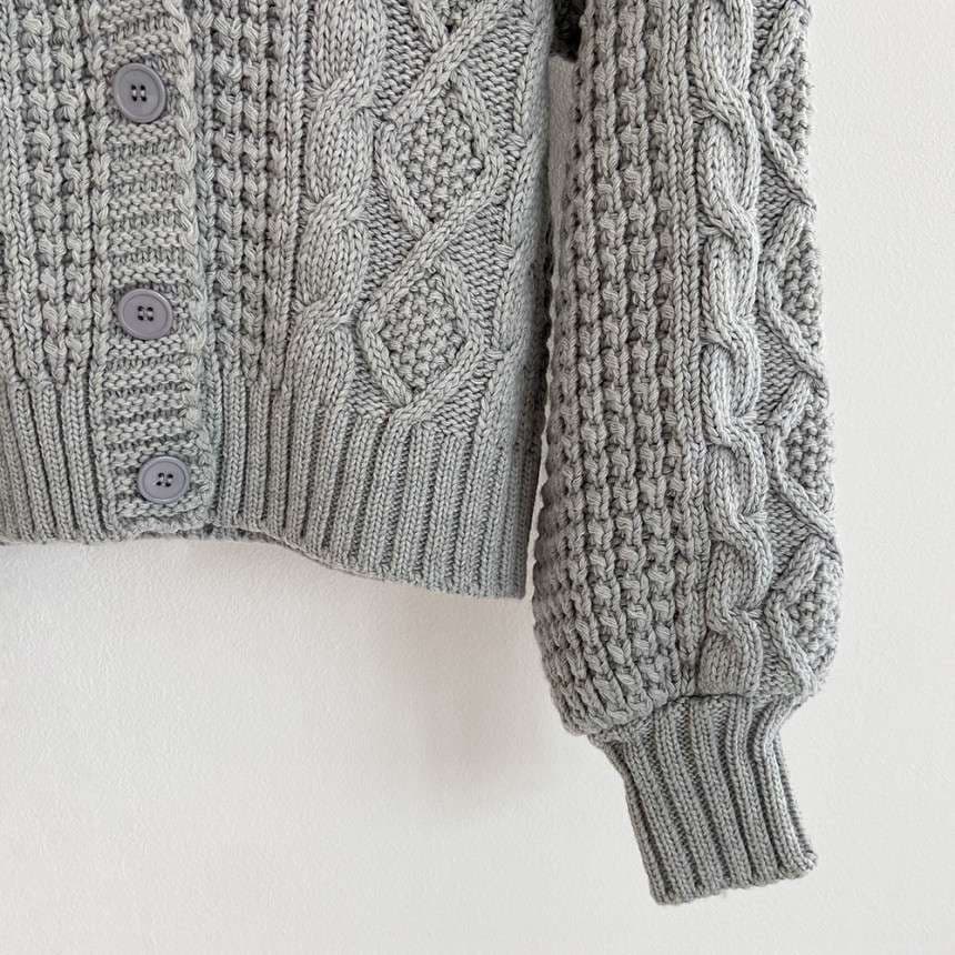 ケーブル編みカーディガン｜デート服