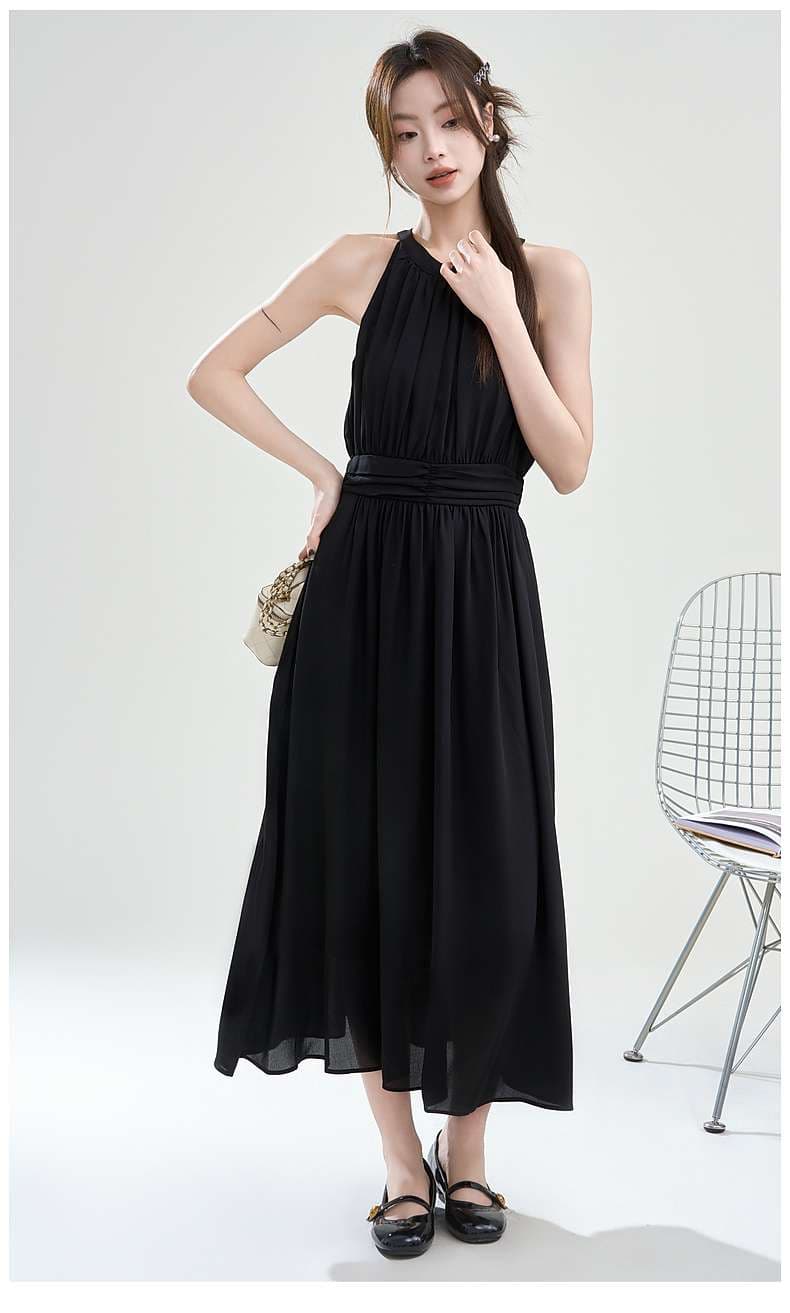 優雅なホルターネックワンピース｜デート服