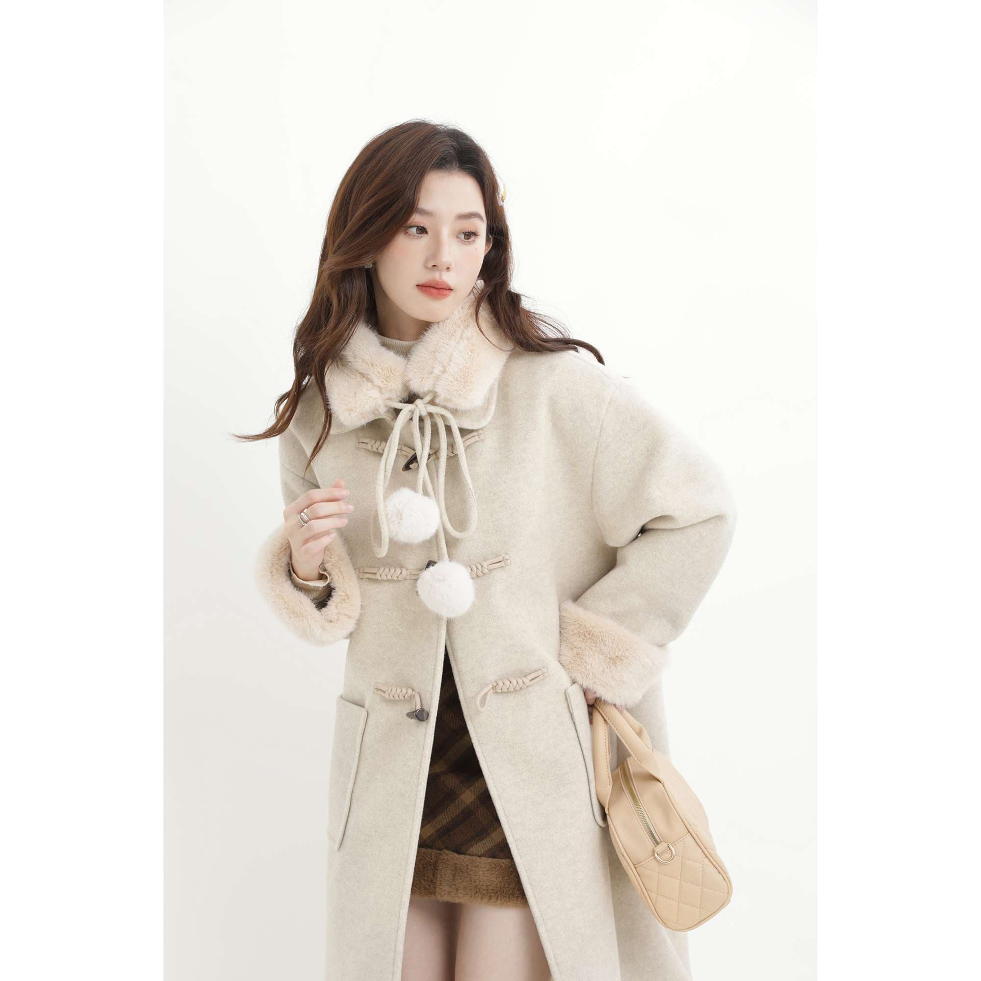 フェイクファーポンポン付きロングコート｜デート服