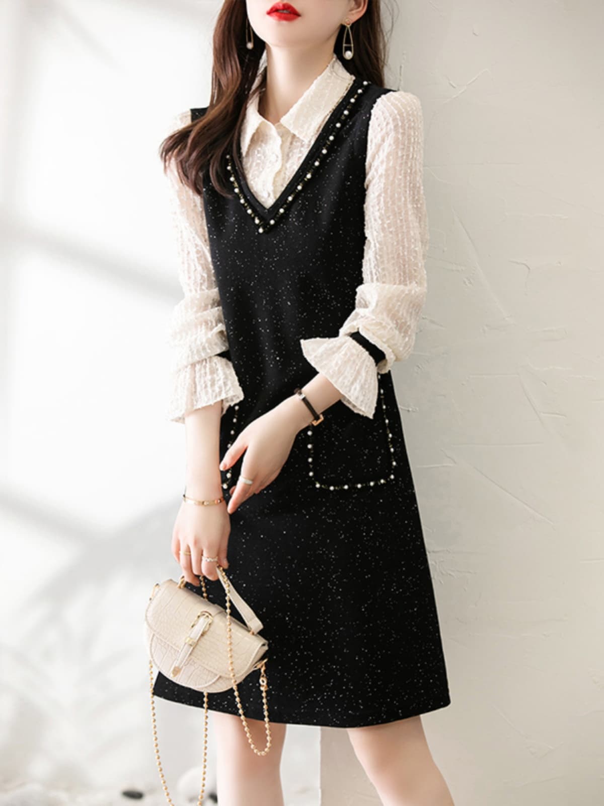 上品なきらめきを纏う、パールビジュージレワンピース＆シフォンブラウスセット｜デート服
