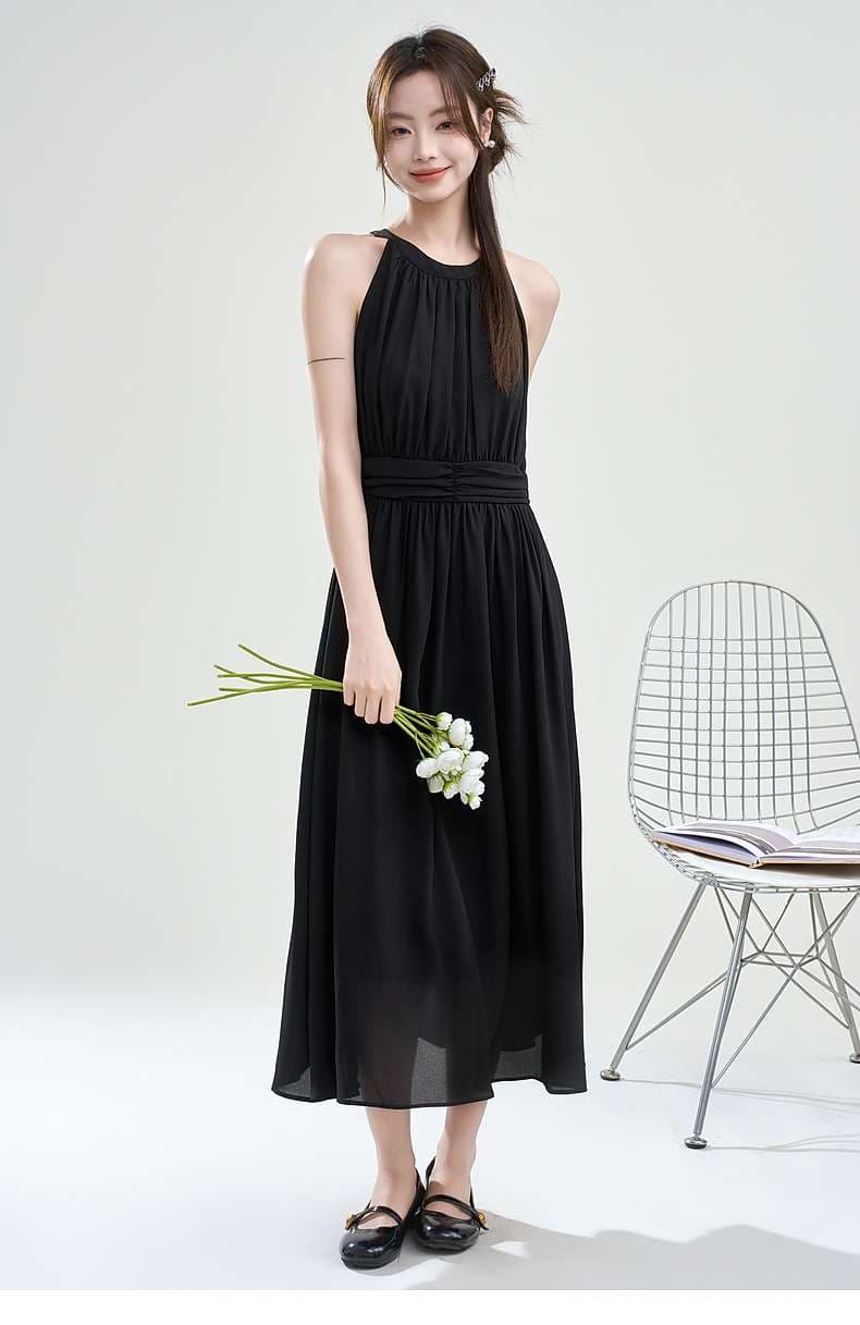 優雅なホルターネックワンピース｜デート服