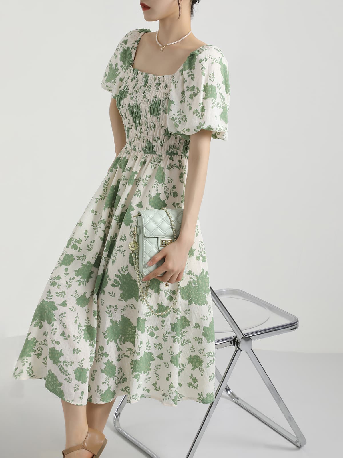 シャーリングフラワーパフスリーブワンピース｜デート服