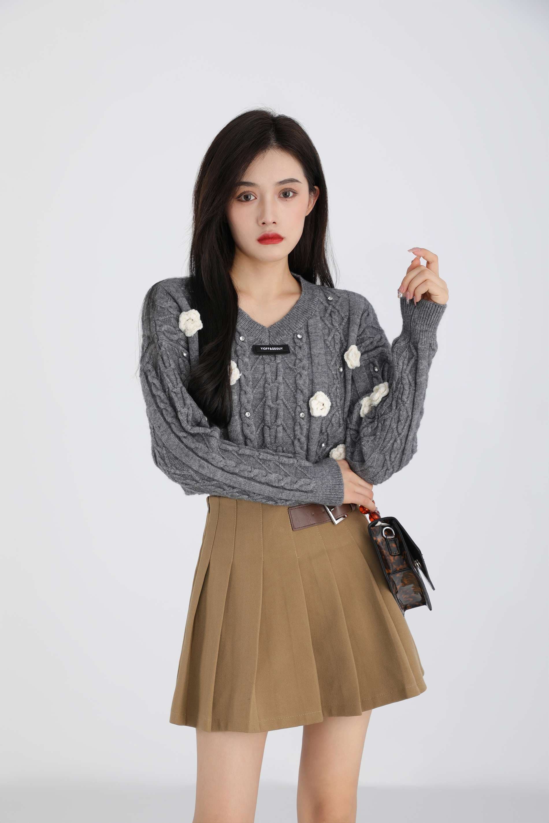 フェミニンな花柄パール装飾セーター｜デート服