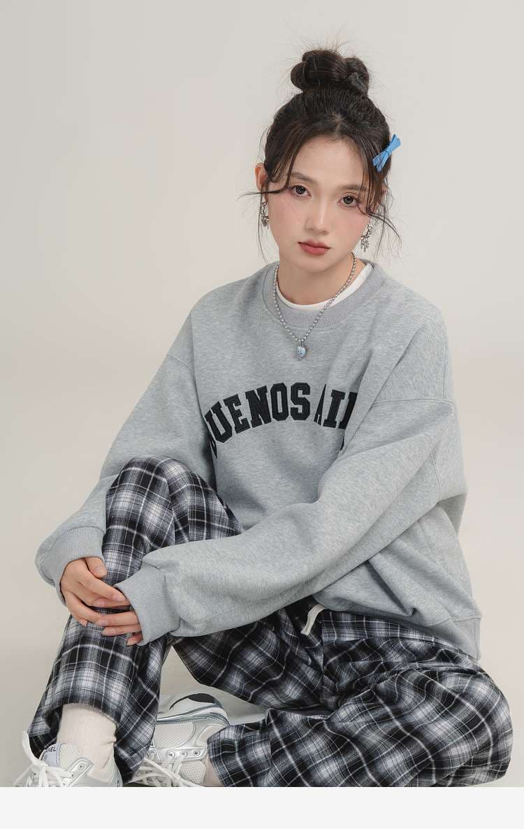 ロゴ刺繍スウェット｜デート服