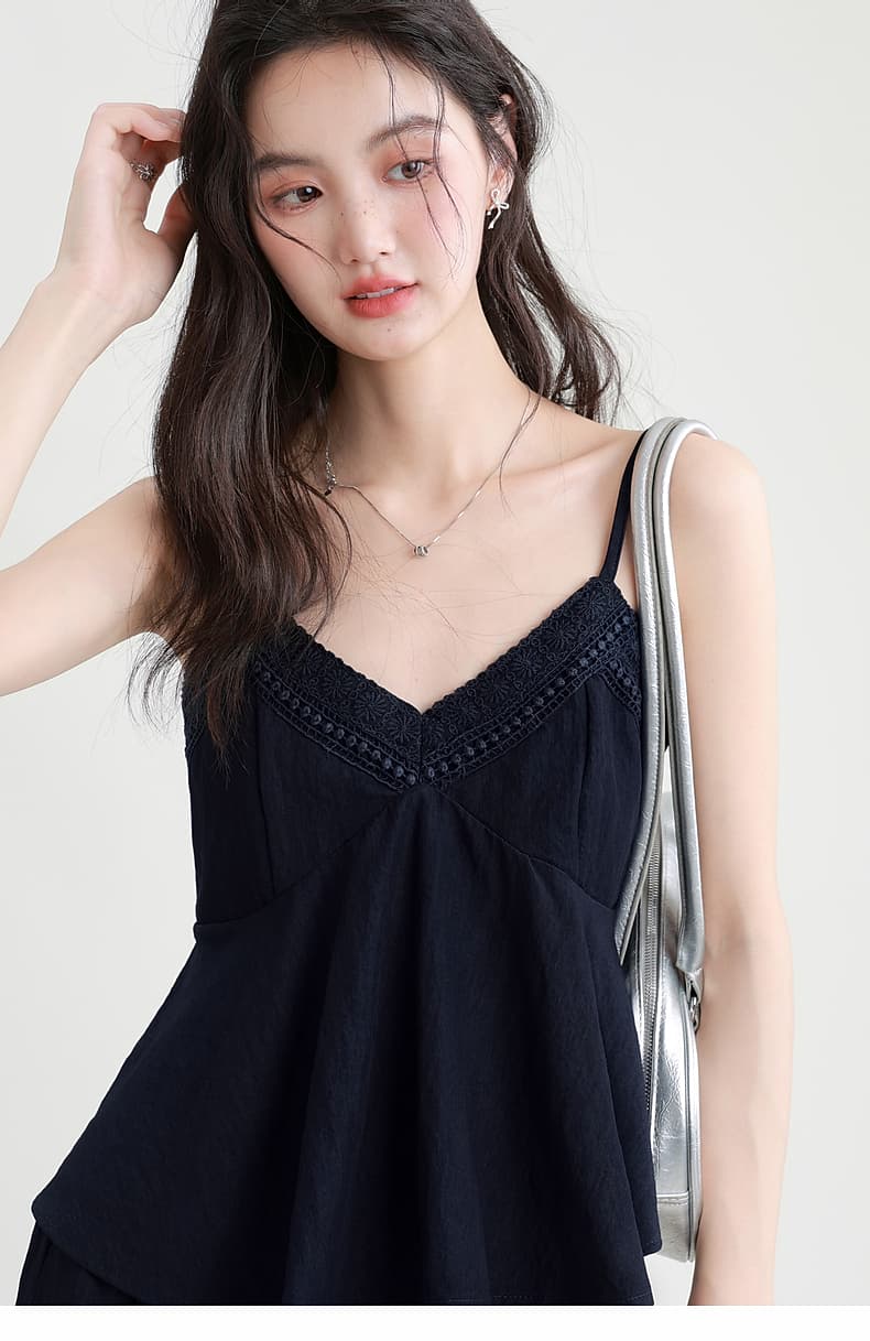 キャミフレアトップス×リラックスパンツセットアップ｜デート服