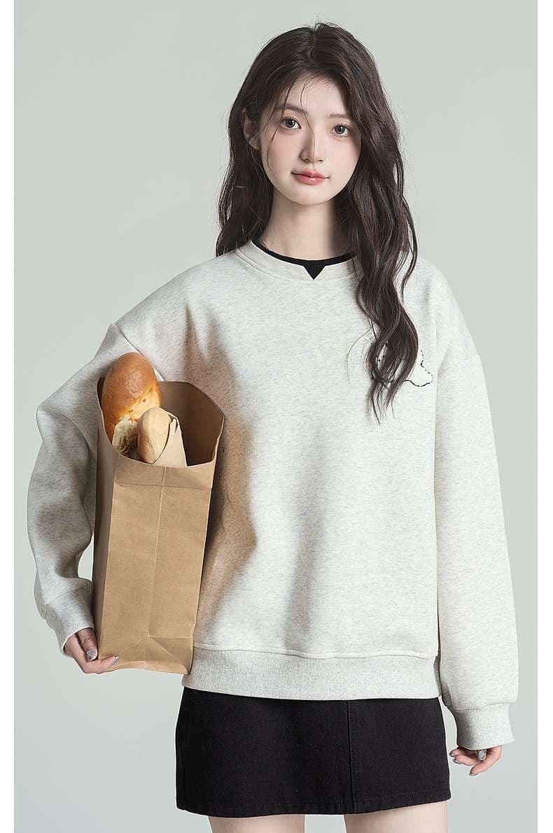 愛らしさをさりげなく添える、動物刺繍入りゆったりスウェット｜デート服
