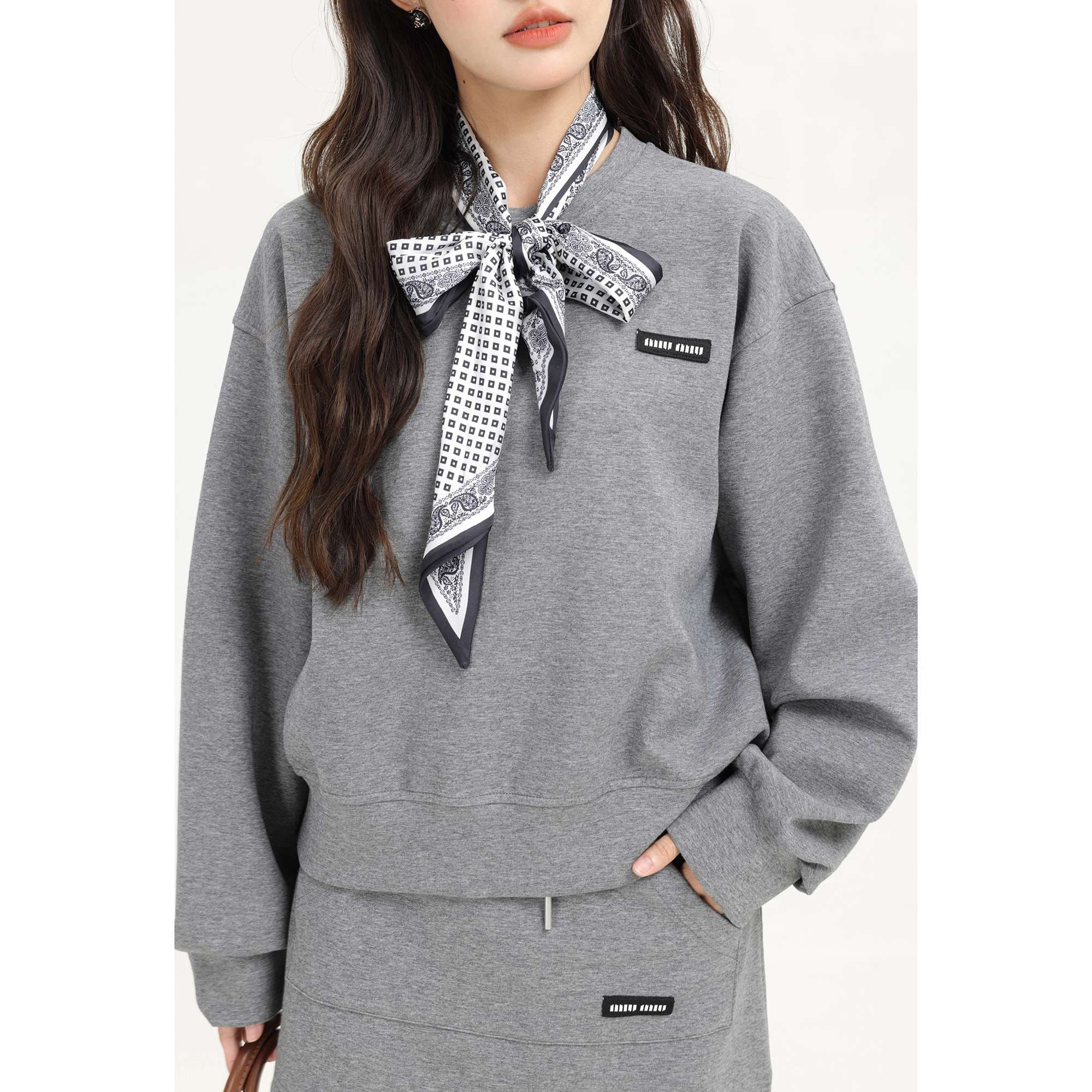 スカーフ付きスウェット＆ミニスカートセットアップ｜デート服
