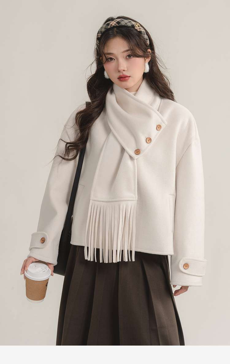 マフラー付きショートコート｜デート服
